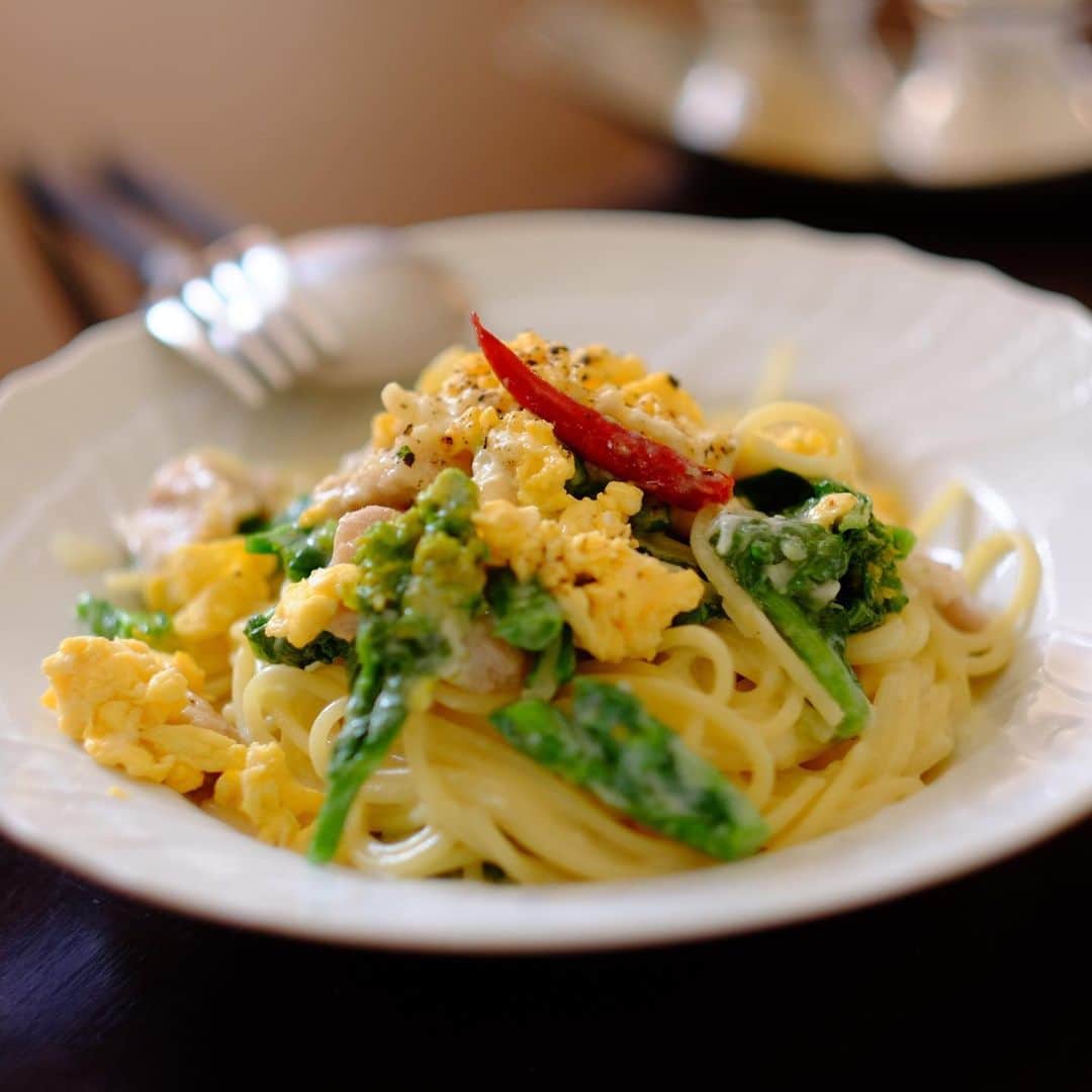 麻木久仁子のインスタグラム：「菜の花と玉子のパスタ。豆乳ソース。菜の花は清熱、デトックス、潤腸も。  春のパスタ🌿🥰 #春のパスタ　#菜の花 #薬膳」