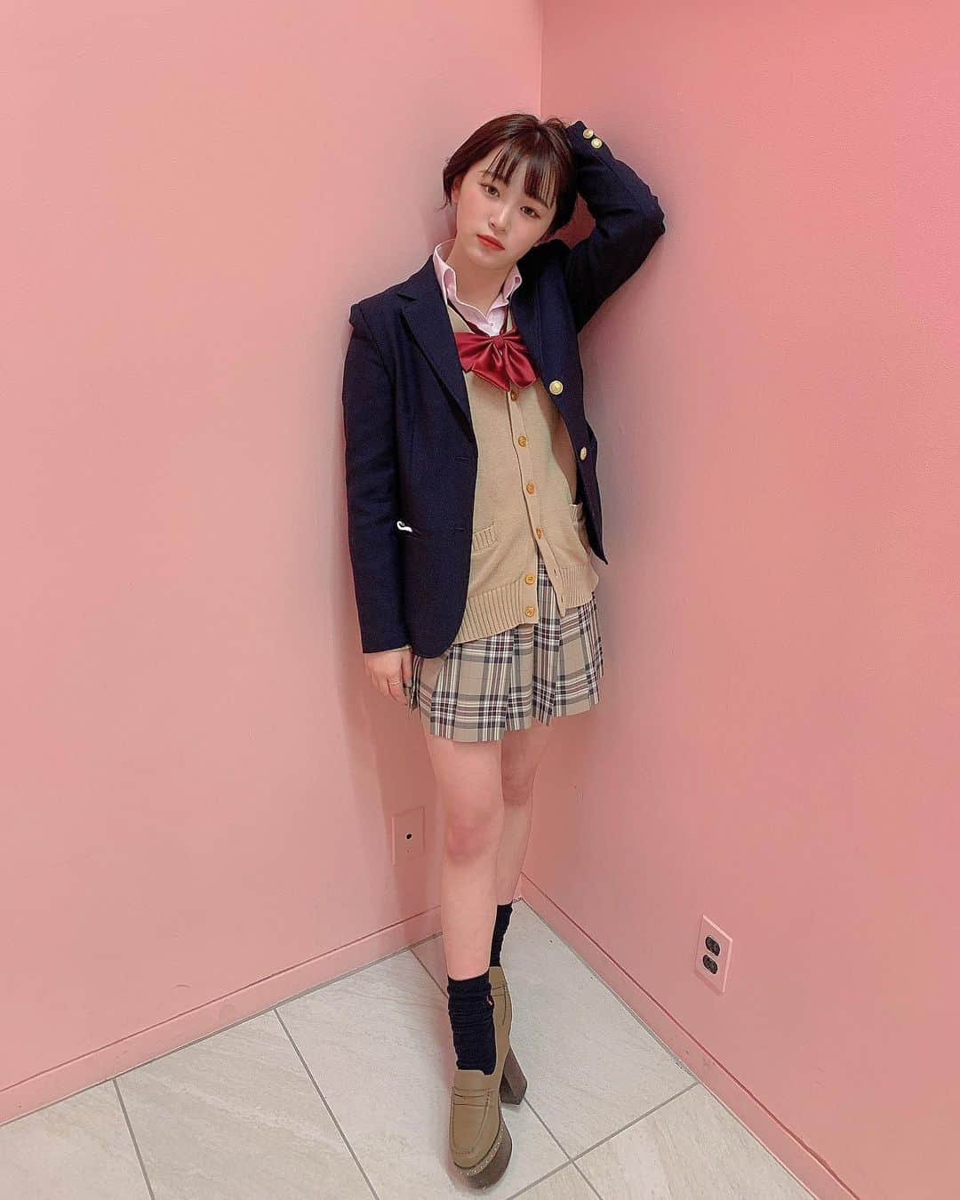 平野夢来（ゆぴぴ）のインスタグラム：「制服コーデ☺︎‪‪❤︎‬ ・ ・ ・ ピンクシャツに赤リボンは無敵⑅⃝︎ 女の子らしさと自分らしさ全開で‪‪❤︎‬‪‪❤︎‬ ・ ・ ベージュのカーディガンはなんでも合うから便利便利‪‪❤︎‬‪‪❤︎‬✈︎ ゆらは甘っぽくだけどみんなどんなコーデするのかな^^* #cupop,#キューポップ,#cupop_school,#制服をもっと自由に私らしく,#pr #ぴぴスタイル ・ ・ そして!!今キューポップでカタログ表紙モデルをかけていいねバトルしてます🥺🔥 皆さんいいねお願い致します!! @cupop_official」
