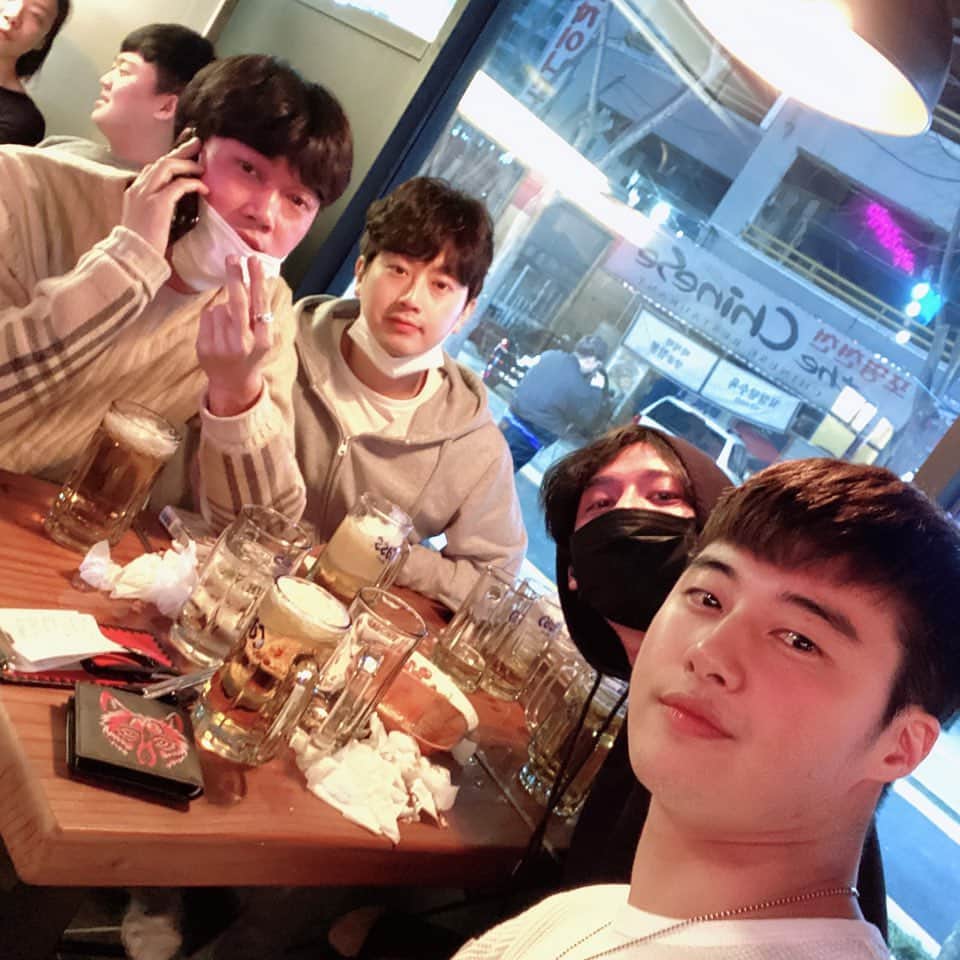 のインスタグラム：「항상 옆에있어주는 가족같은 친구. 고맙다 근데 테이블이 왜이렇게 지저분해😂 いつも隣にいてくれる家族のような友達です。一生一緒に生きて行こう！ . . . #친구 #family #友達 #なぜあんなにテイブルが汚いんだ笑」