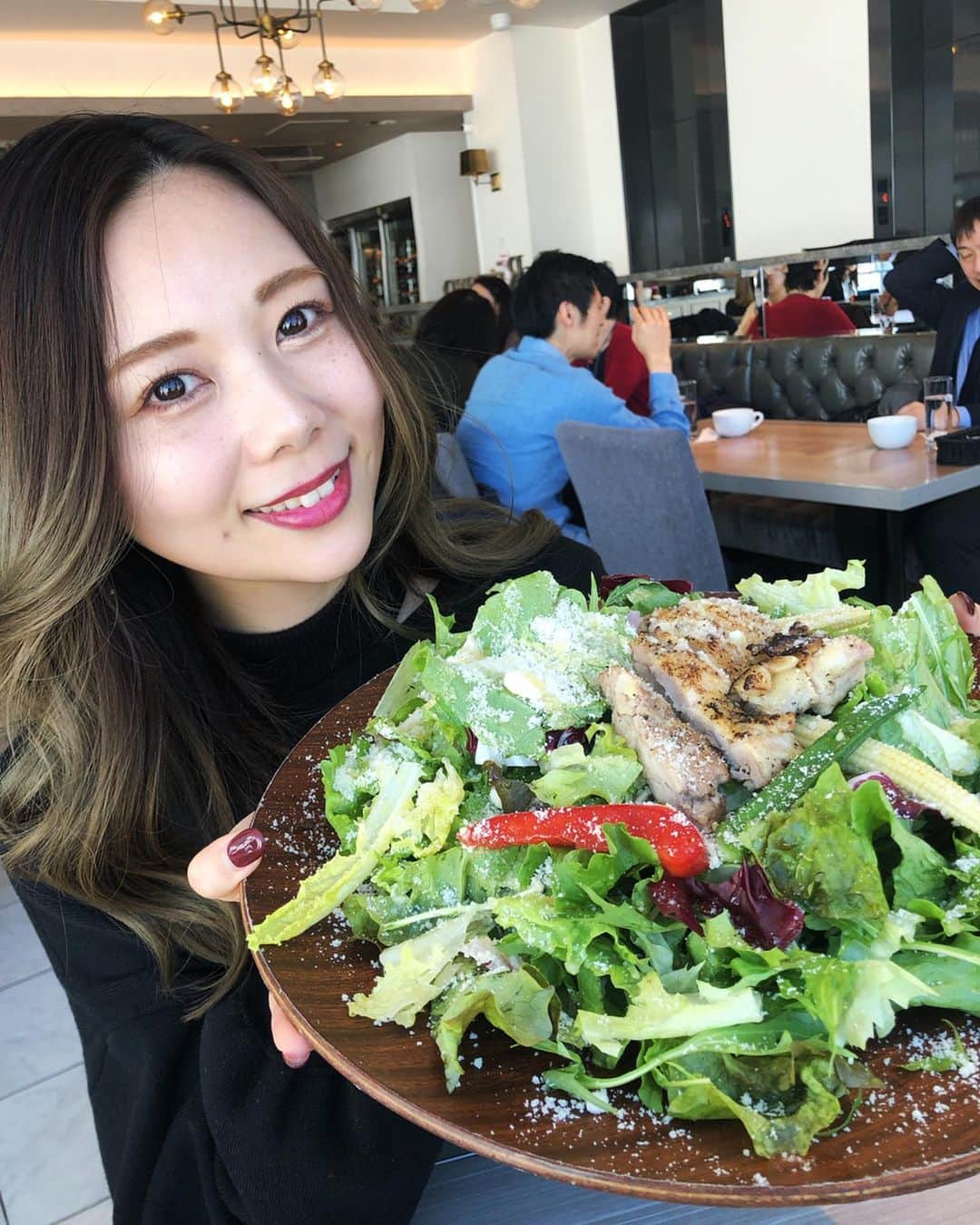 西村季里子のインスタグラム：「・ 週2でいくサラダランチ🥗 毎回同じ構図になってしまうけど それでも行きたい撮りたい👻🌸 それより、 髪のグラデーションがすごいな？ 今すぐスーパーロングになるか、 バッサリ切ってしまいたい🥀飽きた 前髪も、、切りたい、、欲、、 #サラダ#ランチ#サラダランチ#常連 #週2でいく#美味しい#お腹すいた #髪#迷走中#グラデーションカラー  #ブリーチ#切りたい#暗くしたい #前髪#頑張って伸ばしたけど#飽き #followｍe #follow」