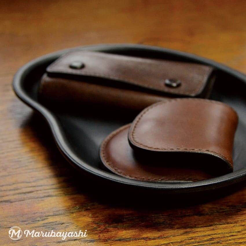 MARUBAYASHIさんのインスタグラム写真 - (MARUBAYASHIInstagram)「* ウェットフォーミングによる 黒染めのレザートレイ  #革 #レザー #leather #レザートレイ #トレイ #ウェットフォーミング #革絞り #手染め #ステッチレス #レザークラフト #leathercraft #leatherworks #革好き #loveleather #leatherdesign」3月9日 13時16分 - takahiro_marubayashi