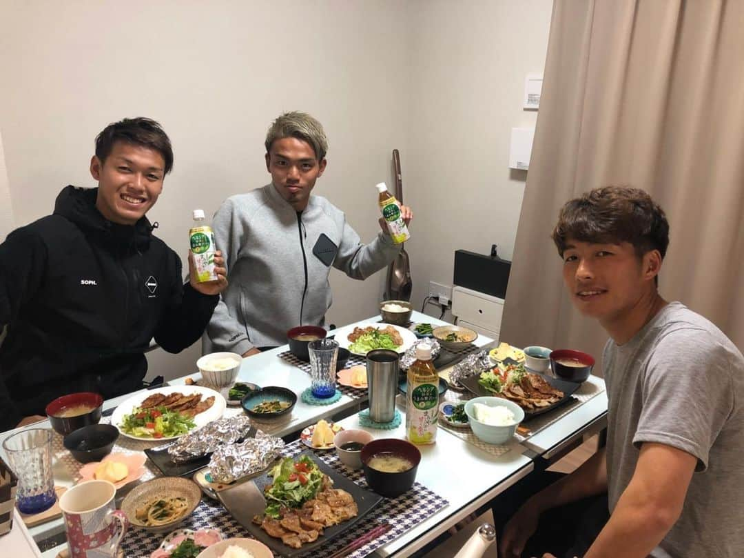 泉澤仁のインスタグラム：「最近、食事の時には #ヘルシアウォーター を飲んでいます！ 脂肪を代謝する力を高めて体脂肪を減らすのを助けてくれるので、試合に向けて調整していきます👍」