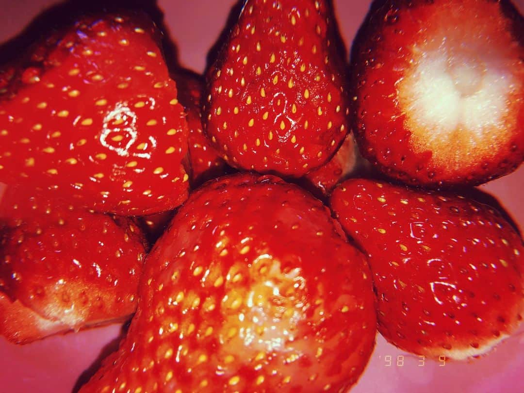 月城まゆさんのインスタグラム写真 - (月城まゆInstagram)「フルーツたくさん生活はじめよ🍓 #strawberry」3月9日 4時33分 - xo_mayu_xo