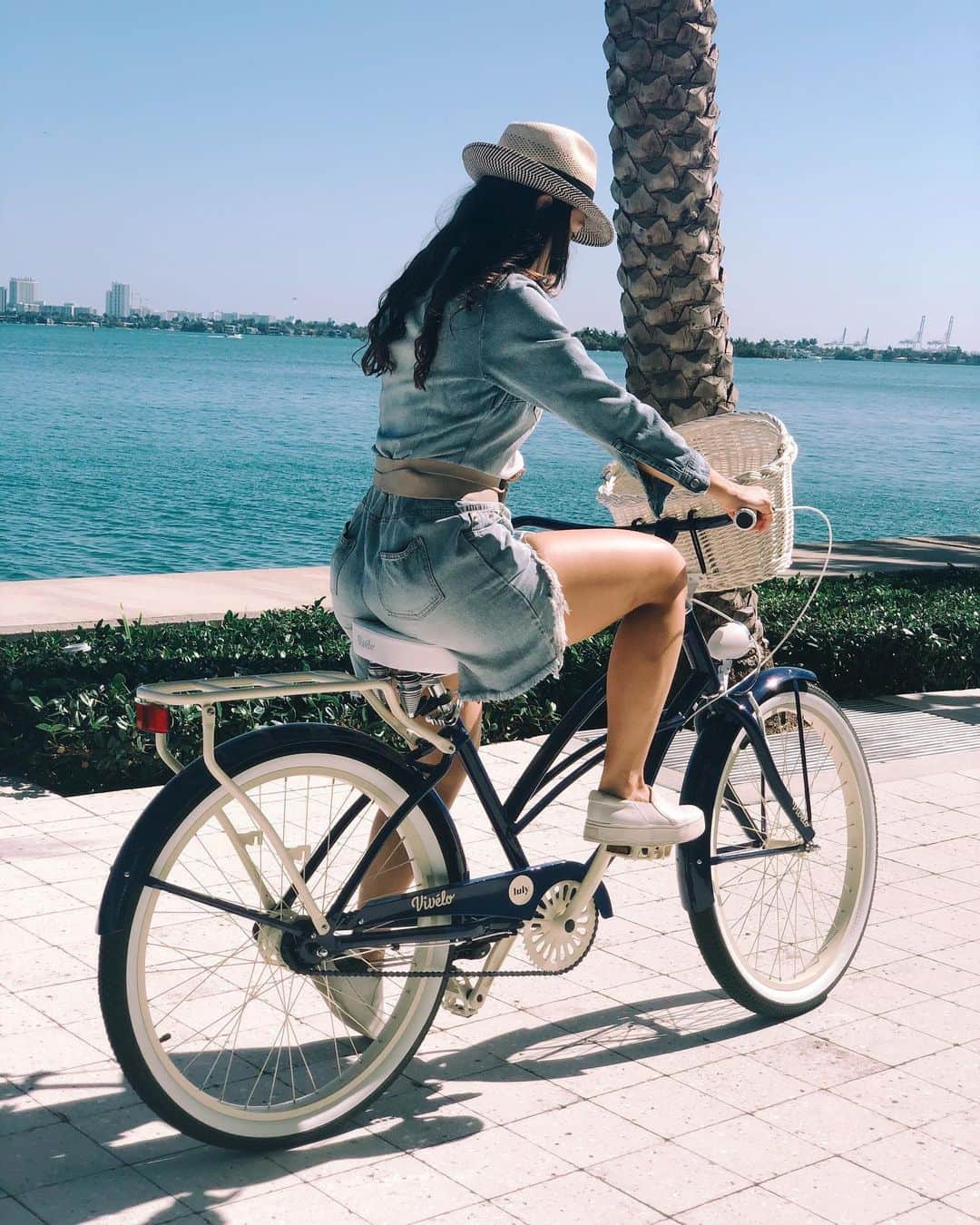 Nicole Mejiaのインスタグラム：「I’ve been loving the mountains out here in Colorado but can’t deny that I miss riding around water-side in Miami.🌞🌊🚴🏼‍♀️ - @vivelobicycles  Sending a “happy Interanational Women’s Day” out to all the ladies out there💕 Be strong. Be fierce. Be bold. Be independent. Be creative. Be silly. Be kind. Be YOU.」