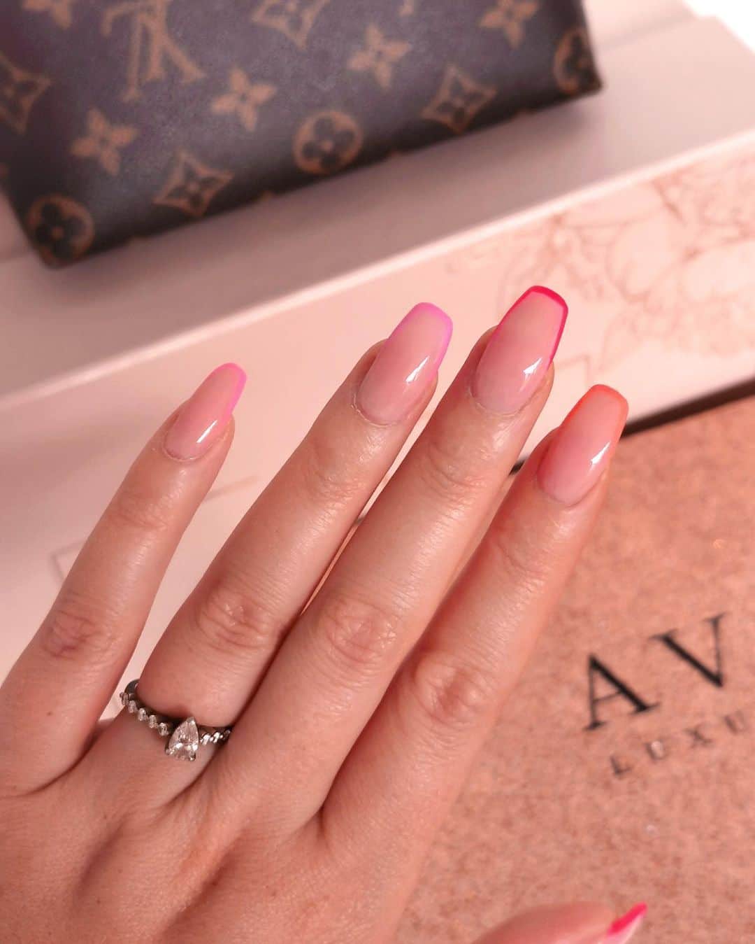 Shannonのインスタグラム：「Couldn’t pick one color so I got em all 💅🏼」