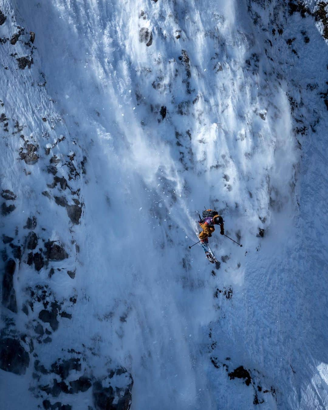 小野塚彩那のインスタグラム：「Crunch time @fieberbrunn_com today. This is my second @freerideworldtour seoson I got 4th place today but I couldn’t make to the ground final again . But always good experience for me every competition . Thank you @freerideworldtour family and all athletes! Good luck on @verbier4vallees 🇨🇭. . 2年目となるFWTの舞台が終了しました。この機会を与えてくれた皆様、本当にありがとうございました。またしてもベルビエに行く事は出来なかったけど、いつも大会はレベルも上げてくれるし、素晴らしい経験をさせてくれます。表彰台まであともう少しのところまで来てただけに、失敗もありなんだか煮え切らない気持ちです。ただ、前回のアンドラ戦のジャンプが割と色んな人たちの中に刻まれたようで、未だに良かったよー！って言われて嬉しい限り。ただ、アンドラ戦のノースコアが響いたのも事実。これは完全に力不足です。今日の滑りもまたアップしますが、スキー下手くそだなーって毎回思う。もっと上手くなりたいなー。やっぱ怖いもんなー。ダメなんだよ、それじゃぁ。いい事も悪い事も含めて大会ですね。応援ありがとうございました。. . @freerideworldtour @thenorthfacejp @thenorthface_snow @atomicski @smithoptics @smithopticsjp @jeep_japan_official @nippon_ski_development @gallium_wax @douchebagsjapan @douchebags @air_sleeptechnology @playtokyo . . #neverstopexploring #shemovesmountains #thenorthface #weareskiing #sheskis #redstar #chromapop #日本スキー場開発 #gotmyback . . 📸　@domdaher @jeremy_bernard_photography」