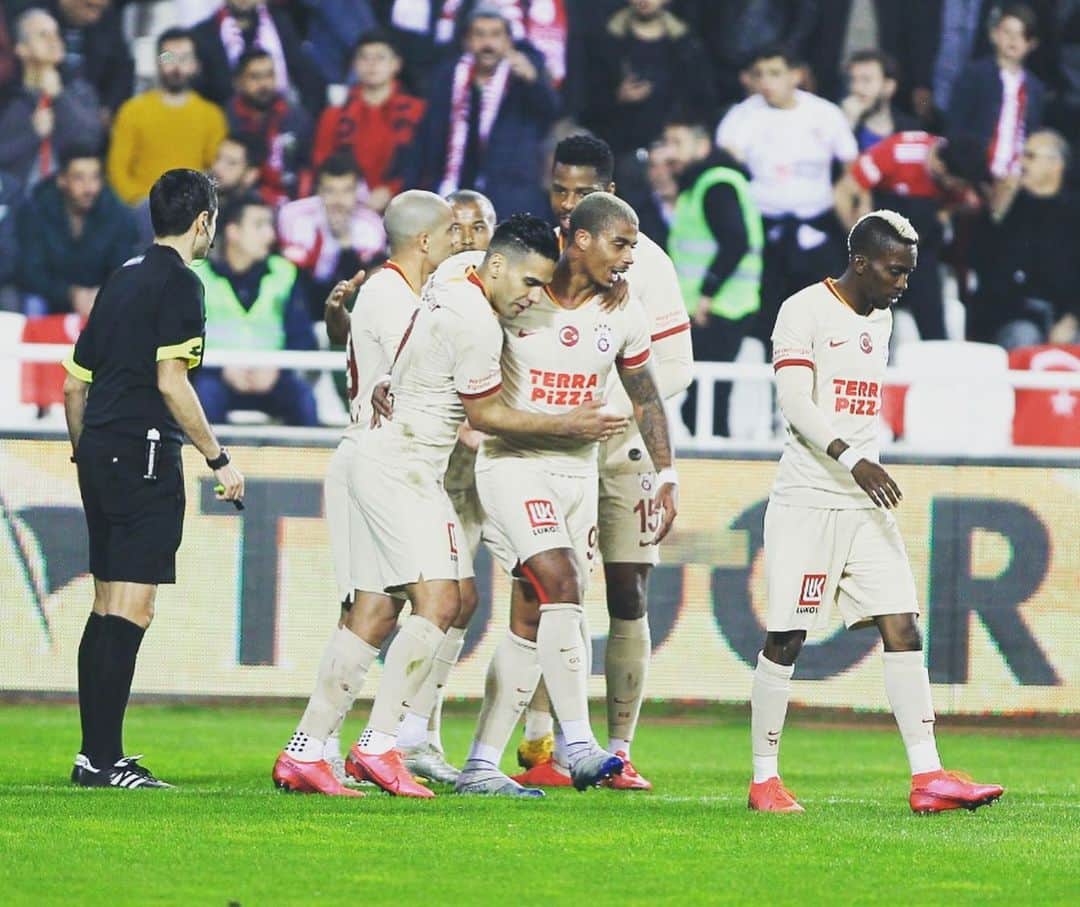 ラダメル・ファルカオさんのインスタグラム写真 - (ラダメル・ファルカオInstagram)「Merecíamos mucho más /// We deserved much more in tonight’s game. 📸 @Galatasaray @fotottarena」3月9日 6時20分 - falcao