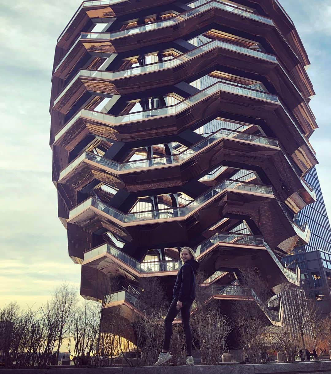 ユリア・シェチニンのインスタグラム：「Walking the Highline 🛤 ✅ • falling in love with the Chelsea area and having food at the Chelsea market 🍱🥘🥙✅ • Walking around SoHo ✅ • And still so many things on the list for the big 🍎🙊 • Thank you @livsk8 and @skate_moivo for showing me around! It’s been an amazing day! 💕 • #nyc #newyork #travel #discover」
