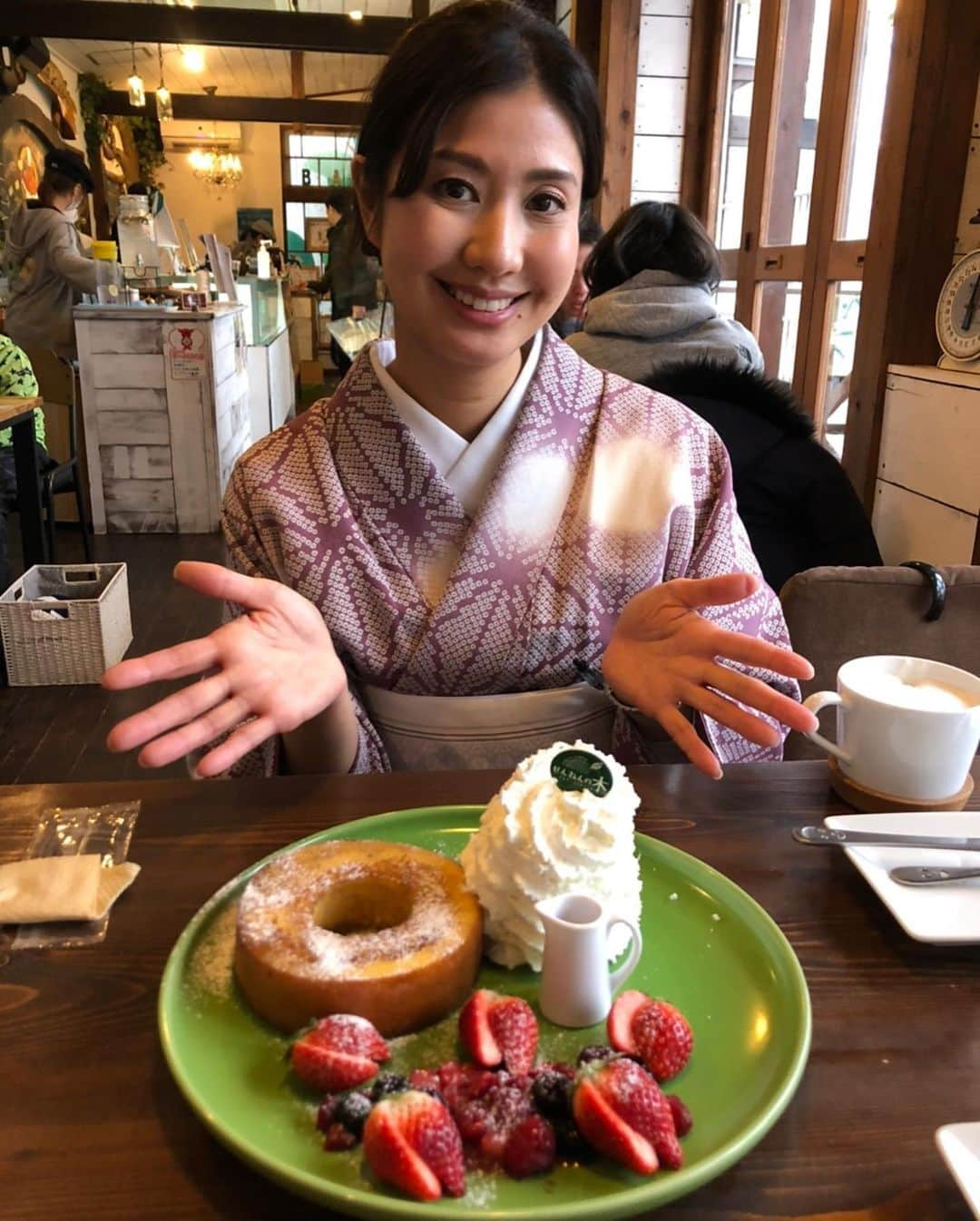 小野真弓さんのインスタグラム写真 - (小野真弓Instagram)「おはようございます^ ^ 木更津の大先輩きえこさんと、スイーツ会🍰🧁🎂💕 3つを半分こで頂き、更にお持ち帰り🍩 こんなに食べて、また直ぐにでも行きたい🤤🤤 木更津や千葉の話などなど〜とっても楽しい時間でした(´∀｀)それにしてもきえこさん👘和服美人で本当に素敵😍✨ #鈴木希依子 さん #宝家#若女将 #せんねんの木 #木更津グルメ#バームクーヘン#千葉県#木更津市#大人気店#木更津土産#とろなまチョコバーム#レモン#スイートポテトグラタン#ベリー」3月9日 6時18分 - hanaharuaroi