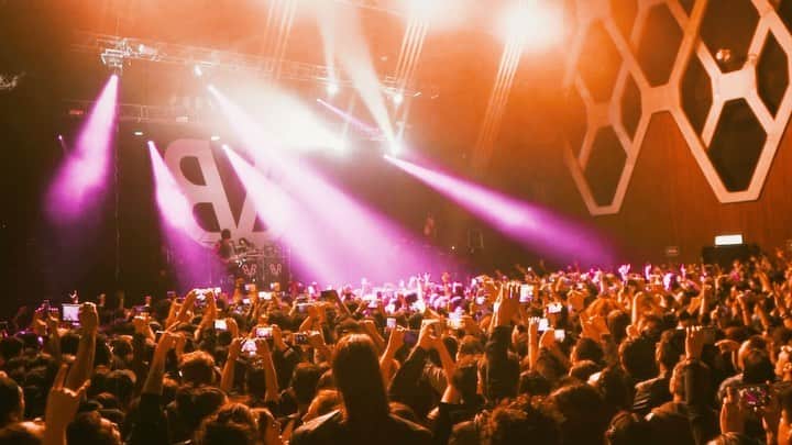 アンディー・ビアーザックのインスタグラム：「‪We are the Vengeance!⁣ Thanks again Mexico City, see you next time! We begin the “In Between” Tour on March 24th in Orlando Florida! Tickets and VIP packages available at the link in my bio 🎥 @aaronberkshireofficial ‬」