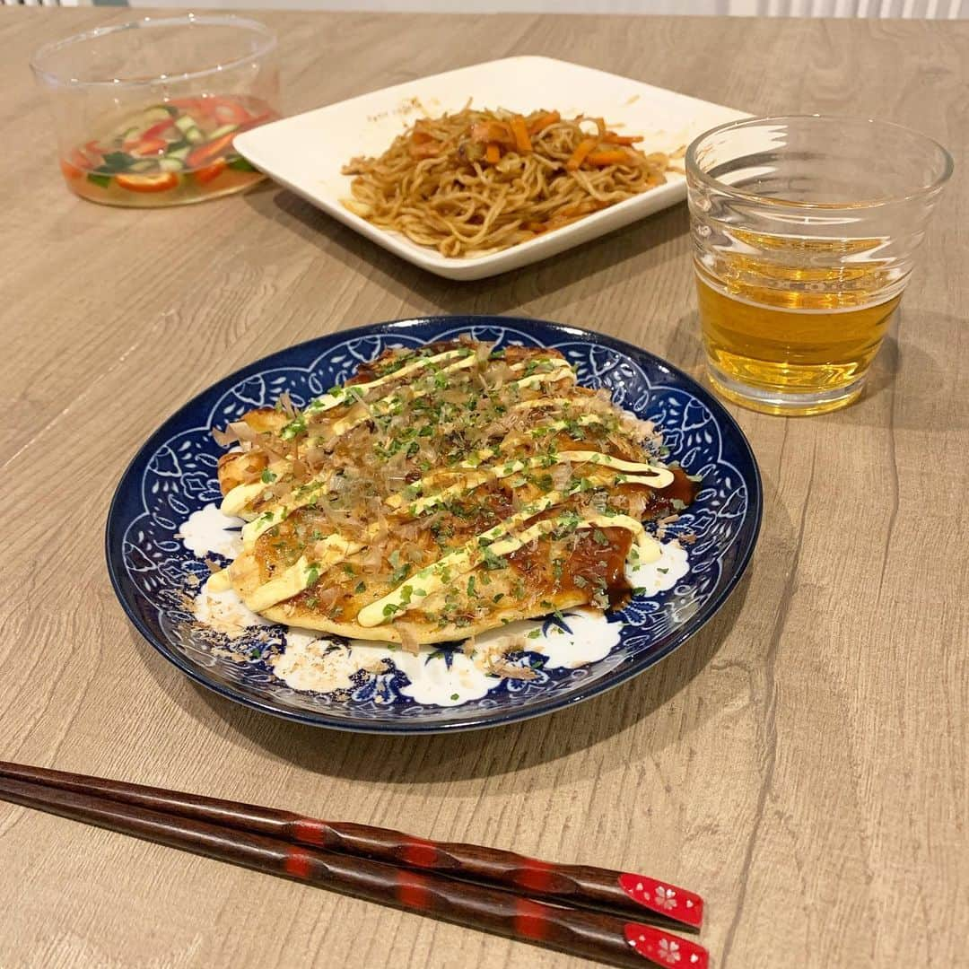 荒木麻里子さんのインスタグラム写真 - (荒木麻里子Instagram)「昨夜はお好み焼きと焼きそばで #茶色い食卓 🤣🍽 両親が関西人なので、粉もんには少しうるさいです（笑） 名古屋人の主人には理解出来ないことが 多々あるらしい🤪 子供達には断然焼きそばが人気でした！ . . . #お好み焼きとご飯 あり #お好み焼きとごはん  #お好み焼きと白米  #焼きそば  #お好み焼きと焼きそば  #炭水化物祭り  #炭水化物ラブ  #粉もん  #日曜日の風景  #日曜日の食卓  #食べ物の写真多め  #okonomiyaki #yakisoba #konamon #osaka #osakajapan #osakafood #osakafoodie #osakastyle」3月9日 6時51分 - marilyn198612