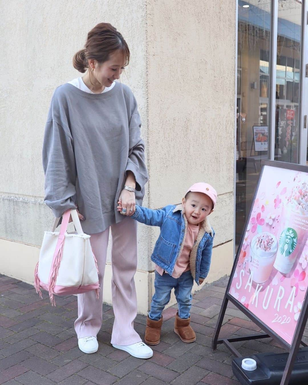 あすかさんのインスタグラム写真 - (あすかInstagram)「ㅤㅤ ㅤ ㅤ  ㅤ いつかの🌸 ㅤ ㅤ ㅤ ㅤ 今週も頑張ろう🌈 ㅤ ㅤ  ㅤ ㅤ  #coordinate#locari#mamagirl#zara#uniqloコーデ#今日の服#コーディネート#カジュアル#シンプル#プチプラコーデ#ユニクロ#2歳#生後5ヶ月#新米ママ#男の子ママ#ママコーデ#ママファッション#アラサーコーデ#春コーデ#ピンクコーデ#春カラー#着回しコーデ#親子コーデ#2歳差育#キッズコーデ#スニーカーコーデ#163cmコーデ#お洒落さんと繋がりたい  ㅤ  ㅤ」3月9日 7時13分 - ask_____10