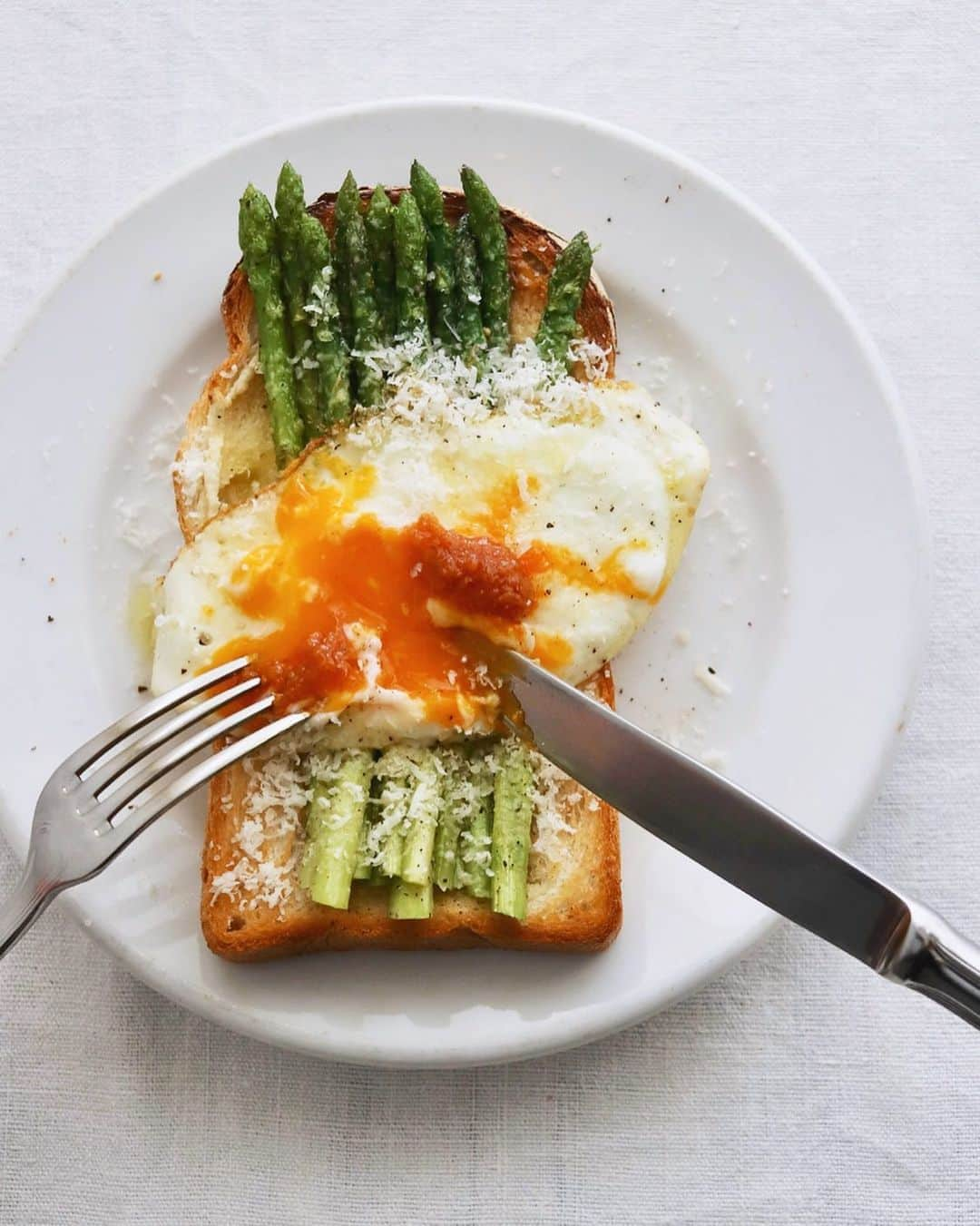 樋口正樹さんのインスタグラム写真 - (樋口正樹Instagram)「asparagus toast . 今朝のトーストは アスパラ目玉焼き、 チーズと胡椒かけ、 ラブパク黄身混ぜ。 . . #アスパラトースト #アスパラガス #ラブパク #アスパラ #朝ベジ #朝パン #asparagus #asparagustoast #toastforall #breakfasttoast #toasttuesday」3月9日 7時38分 - higuccini