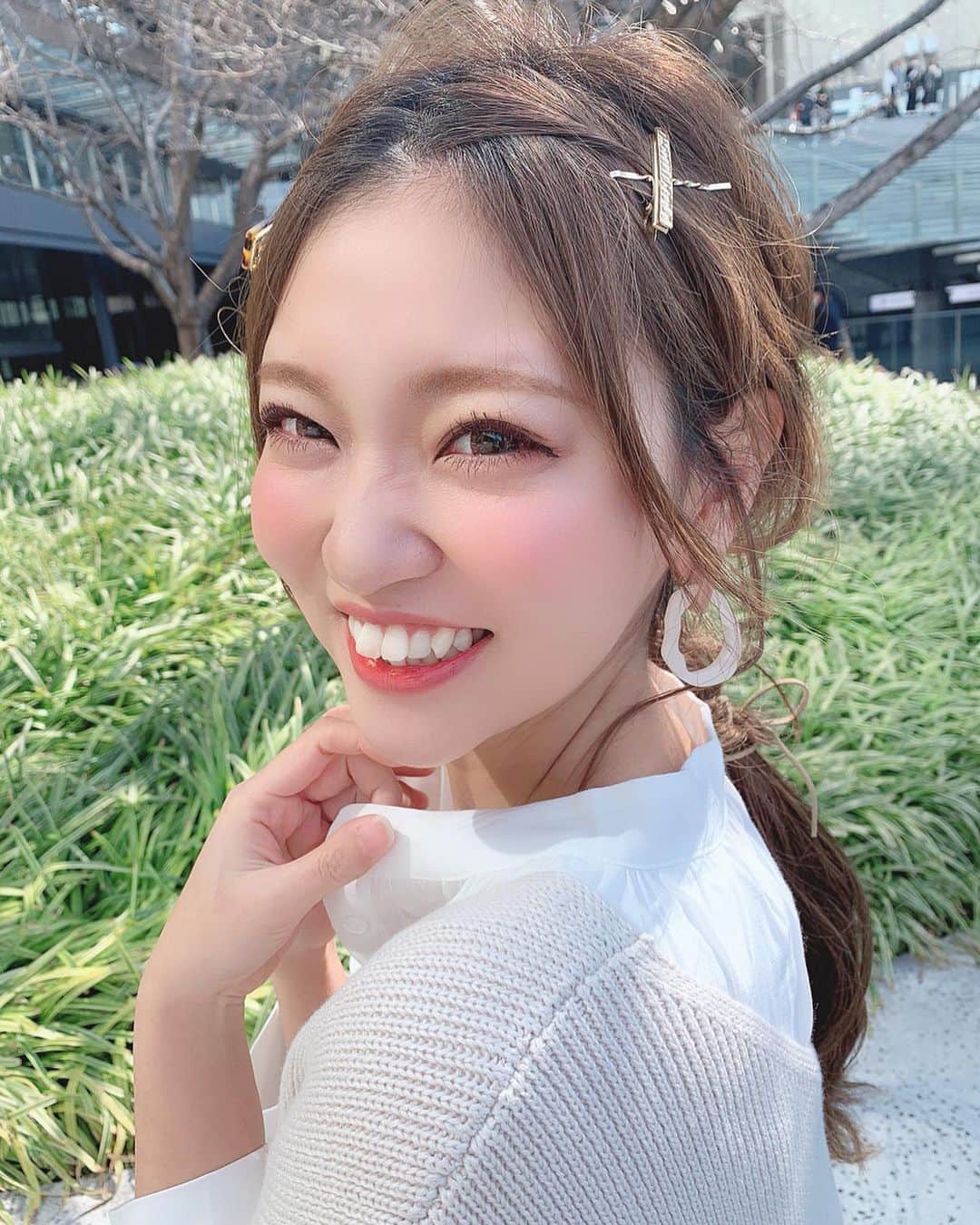 いっちゃん/嶋津 いつみのインスタグラム：「. . おはよーございます🌻💕 . . . . 今日はママに頼まれて 1日アッシーです🚗💨💨💨 . . . . . 写真はまちこが撮ってくれた クシャ顔好きさんへのショット🙆‍♀️❤️w . . . . #関西  #関西サロモ  #サロンモデル #サロモ #いっちゃん  #フリーモデル #関西モデル  #あざといっちゃん #かわいっちゃん #いっちゃんコーデ #ブライダルモデル #アレンジモデル #ヘアカラー  #ヘアアレンジ  #ロングヘア #スーパーロング」