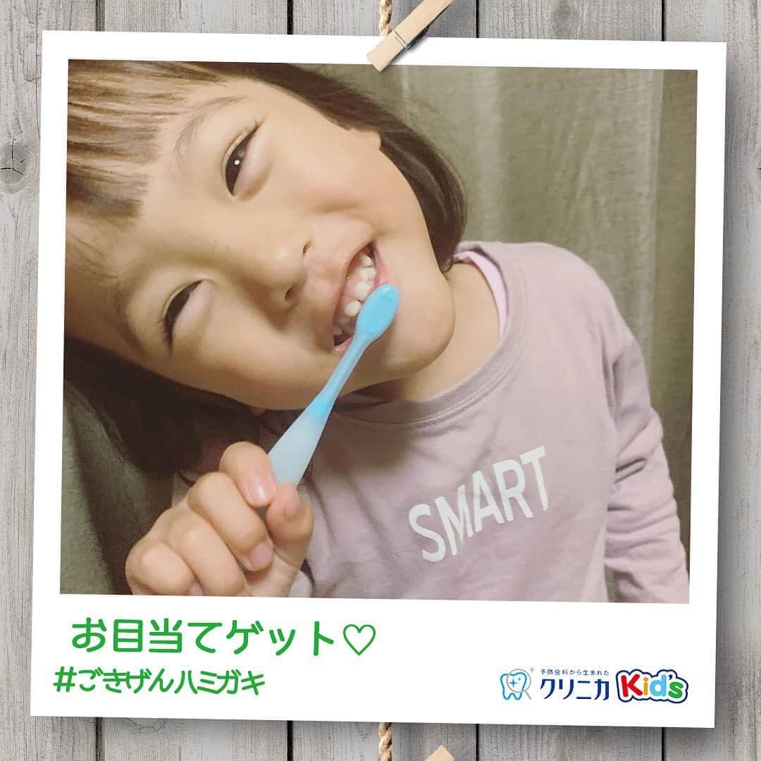 クリニカではじめよう予防歯科さんのインスタグラム写真 - (クリニカではじめよう予防歯科Instagram)「今日の#ごきげんハミガキ♪﻿ ﻿ 皆さんこんにちは♪﻿ 今日は @puchan515 さんの#ごきげんハミガキ です！﻿ ﻿ いつもハブラシはクリニカ❤数量限定のアナと雪の女王デザインに大興奮☺﻿ お友達のおかげで無事にアナとエルサをゲットできたんだとか👏﻿ 毎日鏡を見ながら歯みがきするのが、楽しみになっちゃいますね♪﻿ ﻿ ----------------------﻿ #ごきげんハミガキ の投稿を募集中！﻿ クリニカKid’s公式アカウントでご紹介させていただきます♪﻿ ----------------------﻿ ﻿ #クリニカ #クリニカキッズ #歯磨き #歯みがき #はみがき #ハミガキ #歯みがきタイム #歯磨き中 #歯みがき習慣 #育児 #育児日記 #育児記録 #子育て #子育て記録  #子供の成長 #成長記録 #成長 #子ども ＃親バカ部 #親バカ日記 #子供のいる暮らし #こどものいる暮らし #ママの毎日#カメラ好き #女の子 #girl #アナと雪の女王」3月9日 13時41分 - lion_clinica