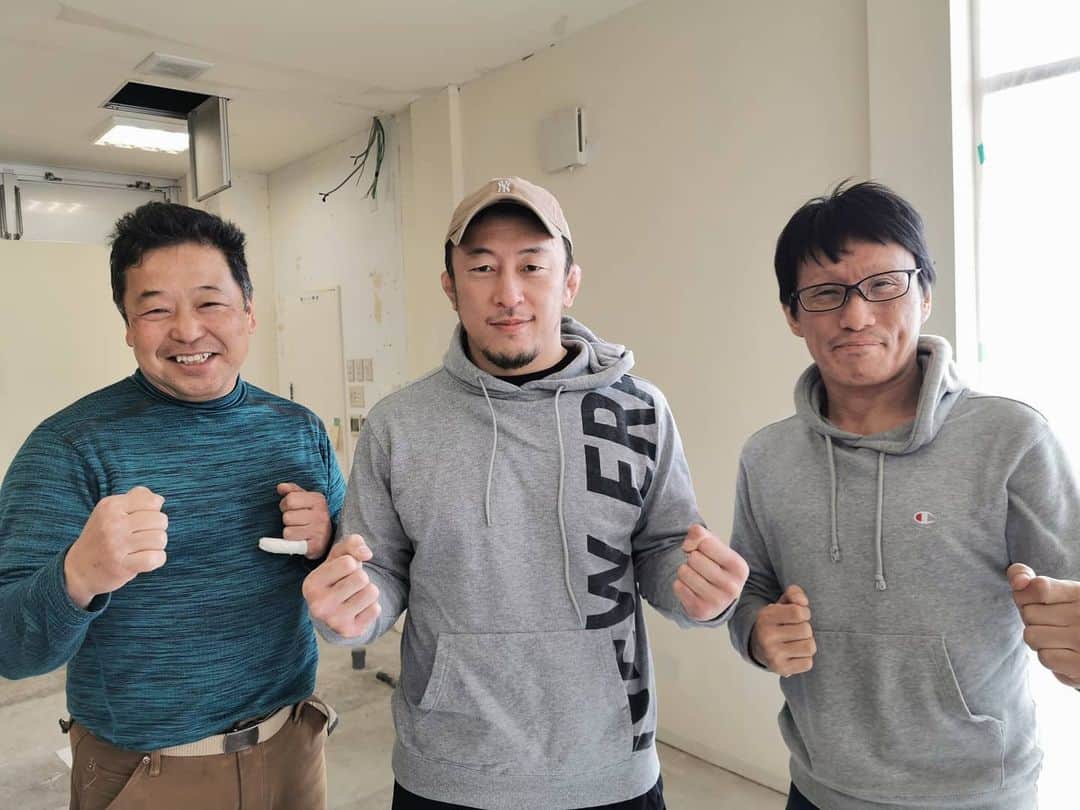 のインスタグラム：「本日からFight Box Fitnessの内装工事が始まりました。 ジム・コントラクターとしてパラエストラ八王子の塩田さん。 そして内装工事を㈲エコ・リビングの数納さんにお願いしました。 ここからどうなるか楽しみです。 清潔で楽しく格闘技フィットネスが出来る場所を目指します！！！ #つくば #フィットネス #ダイエット #キックボクシング #格闘技 #ストレス発散 #運動不足解消 #初めての人のための格闘技フィットネス #並木 #並木ショッピングセンター #フィットネスジム #格闘技フィットネス #FightBoxFitness #FBF #ファイトボックスフィットネス」