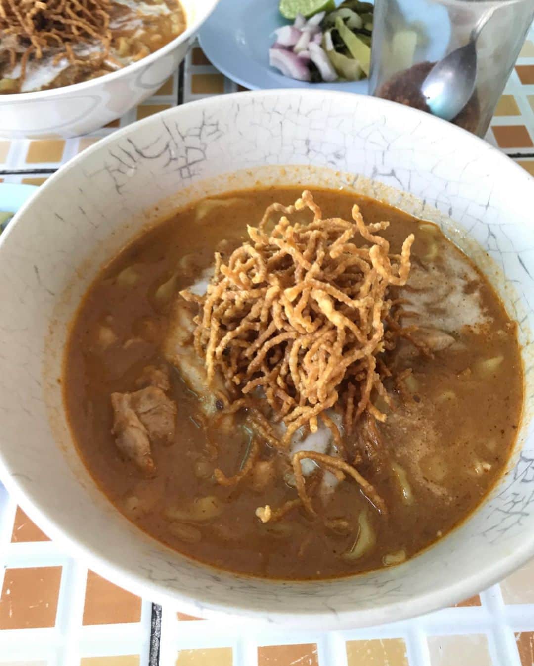 Li Tian の雑貨屋さんのインスタグラム写真 - (Li Tian の雑貨屋Instagram)「Khao Soi, a classic northern thai curry noodles that’s cooked with coconut milk, served with beef, pork or chicken and sticks of crunchy fried noodles. There’s a very familiar taste to this dish which leaned towards the creamy coconut profile rather than heavy, intense spices.  Not spicy at all and the pickles helped to cut through the richness. Glad to have tried this even though we didn’t have time for the other stall located further in the suburbs. This dish is also common in many local restaurants but I think it’s best to go for those that specializes in it just like this one • • • #dairycreameatsthai #thailand #chiangmai #travel #igersjp #chiangmaithailand #yummy #igfood  #foodporn  #instafood #vscofood #bonappetit #delicious #noodles  #sgfoodies  #delicious #cafe #sgtravel #gourmet #thai #thaifood #thailandtravel #lunch #noodles #musttry」3月9日 13時44分 - dairyandcream