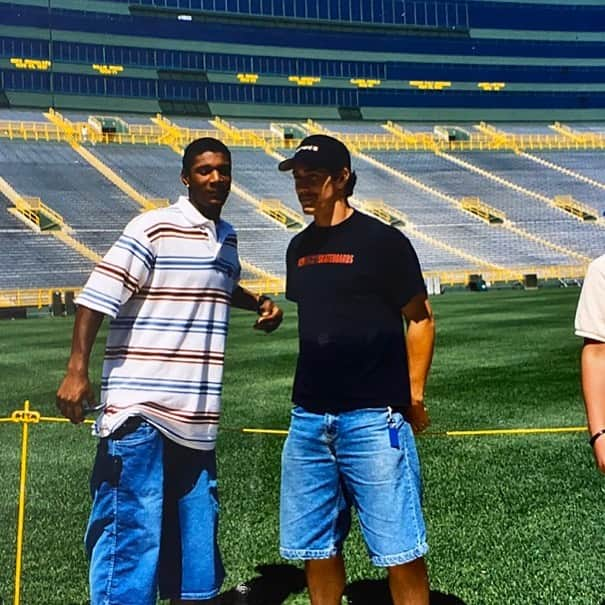 アダム・ジョーンズさんのインスタグラム写真 - (アダム・ジョーンズInstagram)「Me from 2004 at Lambeau Field. The fit was epic for the times. Id kick my ass if i was in them same clothes now. But that was the era. Shirt was straight from foot locker. Had a strong rotation lol. 18 year old sexy beast lol. All wet behind the ears, breath smell like Similac ( Jerome Voice)」3月9日 8時28分 - simplyaj10