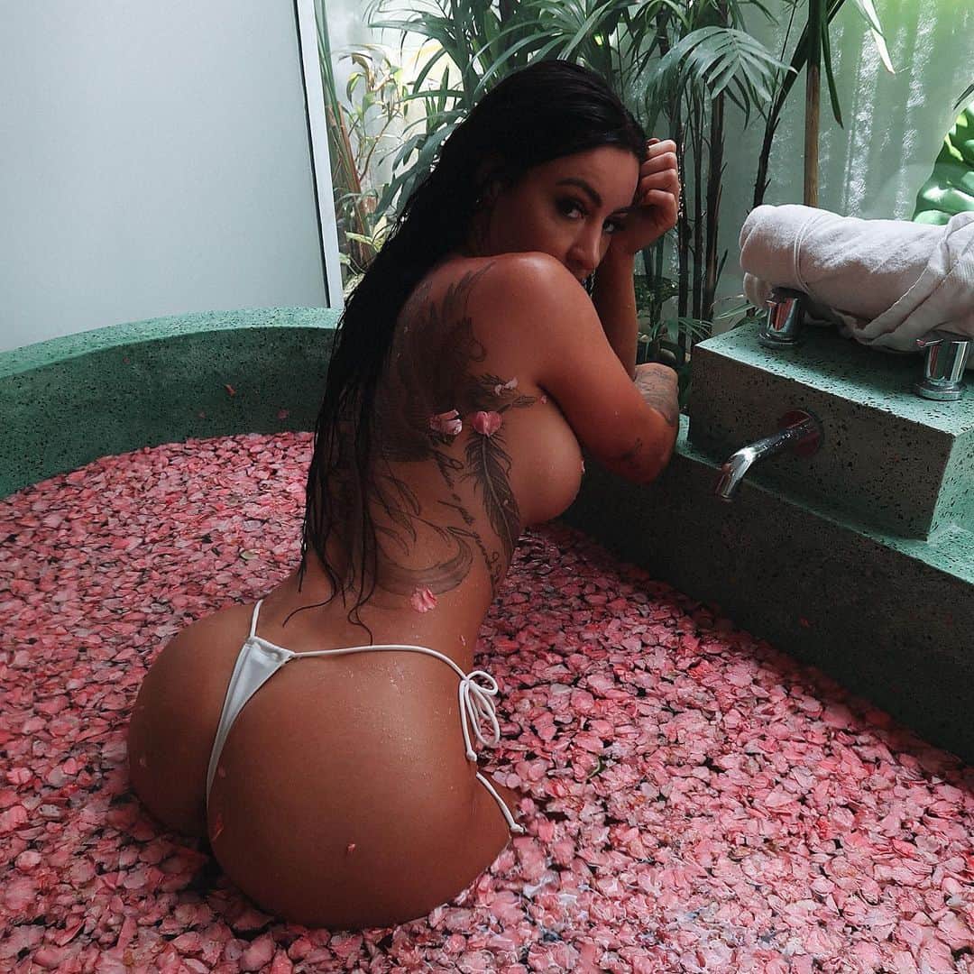 Steph Paccaさんのインスタグラム写真 - (Steph PaccaInstagram)「Relaxing at its finest @tonic.bali 🌸🌸」3月9日 8時30分 - steph_paccaa