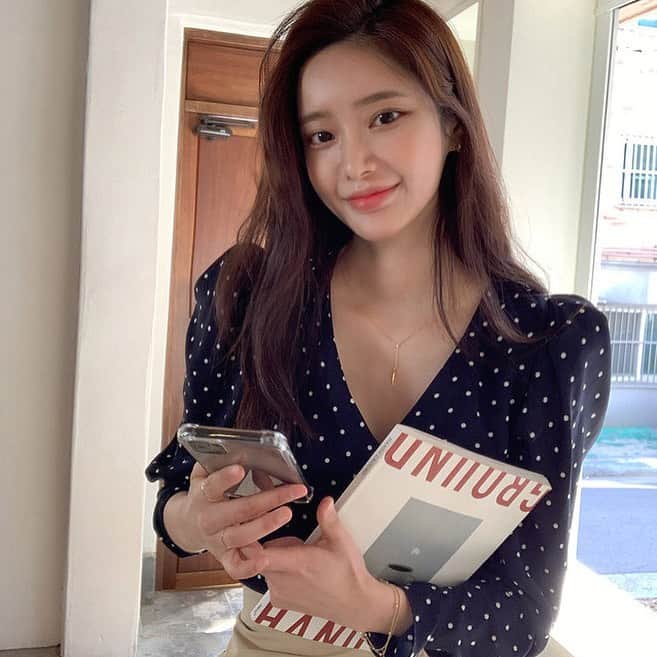 Chuuのインスタグラム：「실물이 더 예쁜 도트블라우스😘주문폭주💓  #chuuseoul」