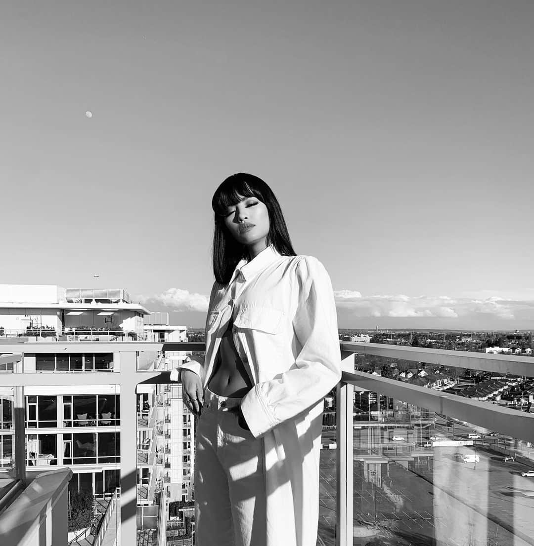 のインスタグラム：「happy international women’s day 🖤」