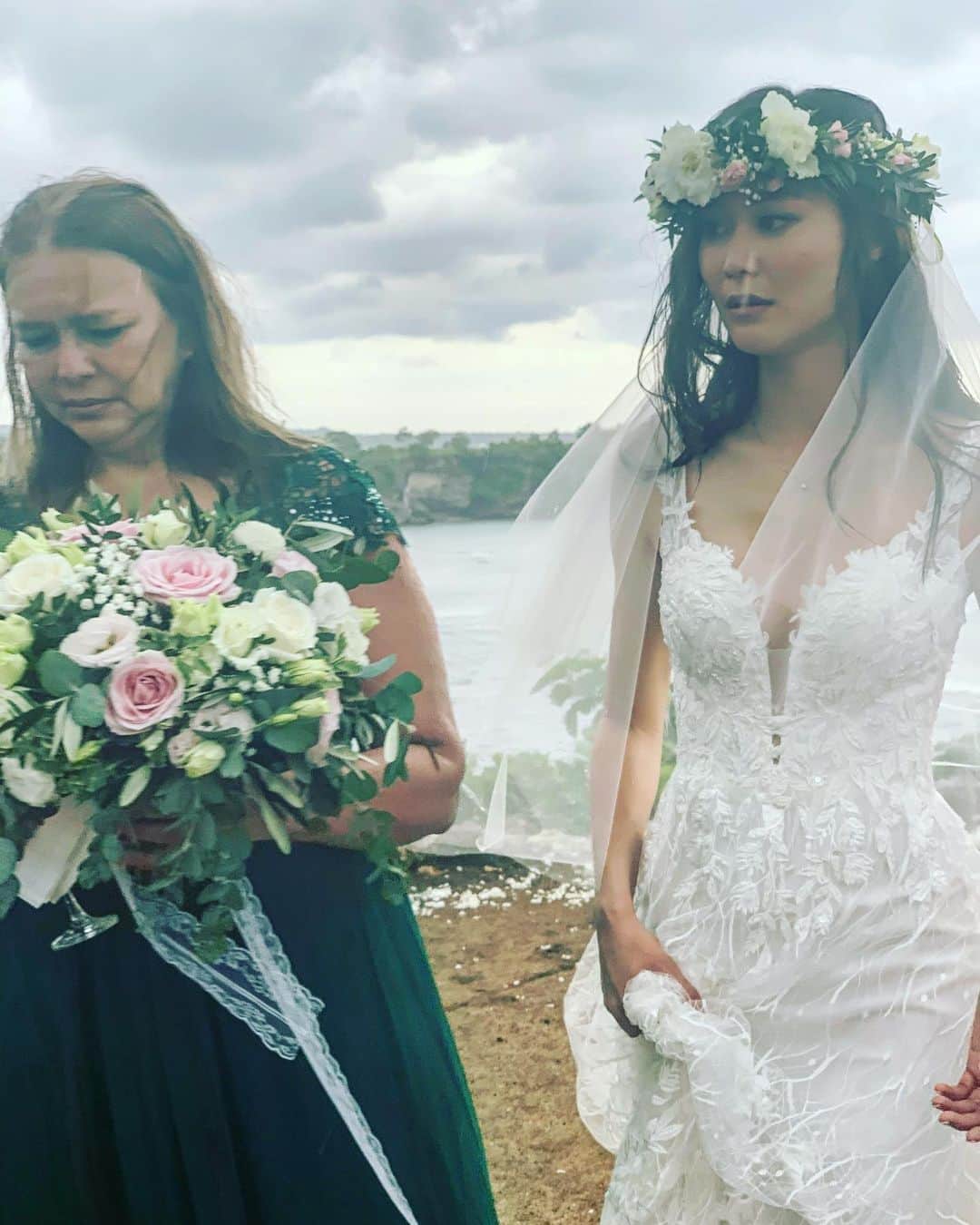 藤井アルダのインスタグラム：「O casamento do casal que eu amo, que eu fico muito feliz em poder chamar de amigos e poder fazer parte da história de vocês por todos esses anos!!! E estar aqui hoje agora nesse momento sentada na varandinha tomando um chá,  esperando vocês terminarem as sessões de fotos, quietinha escrevendo isso com a @josiishida me mandando mensagem porque ela acha que eu não estou no quarto me perguntando “ morreu?” e pensando no dia maravilhoso que foi ontem já me emociona denovo haha.  Esses dias aqui com vcs e seus pais, me fez dar conta denovo doque mais importa nessa vida.  Familia ❤️ O amor é paciente, o amor é bondoso. Não inveja, não se vangloria, não se orgulha. Não maltrata, não procura seus interesses, não se ira facilmente, não guarda rancor. O amor não se alegra com a injustiça, mas se alegra com a verdade. Tudo sofre, tudo crê, tudo espera, tudo suporta.  AMO VOCES❤️🙏 #thanderwedding #bali @thayaneinazu @sander_azevedo」