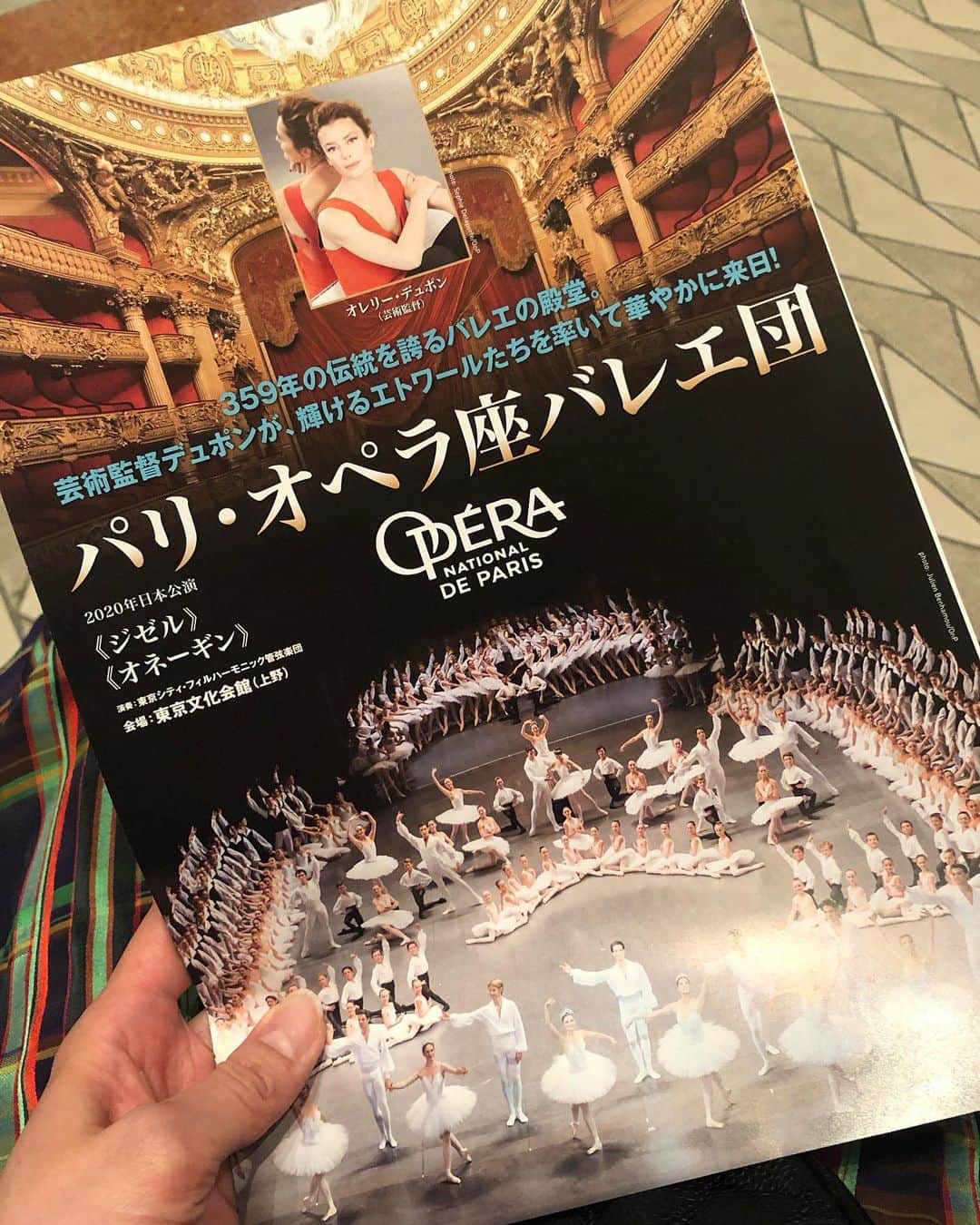 熊澤枝里子さんのインスタグラム写真 - (熊澤枝里子Instagram)「パリ・オペラ座バレエ団の『オネーギン』を観劇してきました。 あまりに美しく、余韻に包まれて帰りました😌💕 特に、以前お会いした事のあるプリマのドロテさん @dorotheegilbert の成熟した表現力と的確な技にもう終始ウットリ🥰オネーギン役のユーゴさんのジャックナイフの様な鋭いオネーギンもオーラタップリで😍 『オネーギン』の演目は初めて観ましたが演技で表現する部分も多い作品で、振り付けも優雅〜コミカルまで幅広くとても楽しい素晴らしい作品でした✨ ご招待していただいた @repetto_japan さん素晴らしい機会をありがとうございました😊❤️ ・ ・ 子供の頃からバレエを習っている身としてはバレエの舞台に対して「崇高なものを観る」という思いはひとしお。 必ずいつもよりドレスアップしていきます。👗 このセットアップは40年前に母が着ていたもの。 お気に入りだったそうで、とても状態が良く大切にしまっていました。 40年もの時を超えても素敵に着れる服って素敵だなぁ✨まさに究極のサスティナブル。 20代前半でこの服を着て友人の結婚式に参列していた母お洒落だな👏🌸 Yukiko Hanai @yukikohanai_archives のもの。 ・ ・ ・ #ballet #parisoperaballet  #onegin #バレエ #パリオペラ座バレエ団  #オネーギン #repetto ・ #ootd  #クマフク  #ヴィンテージ服  #ヴィンテージ #母の服 #40年前のもの」3月9日 9時23分 - kumazawa_eriko