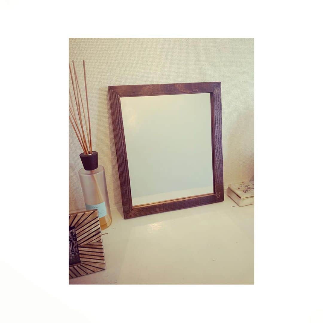 井上貴美さんのインスタグラム写真 - (井上貴美Instagram)「. mirror⋆⋆ . 同級生のお店。 @thedaystack . . 古材を使ったフレームがお気に入り。 ありがとうありがとう◡̈ . . #mirror #interior #古材」3月9日 9時24分 - takami__213