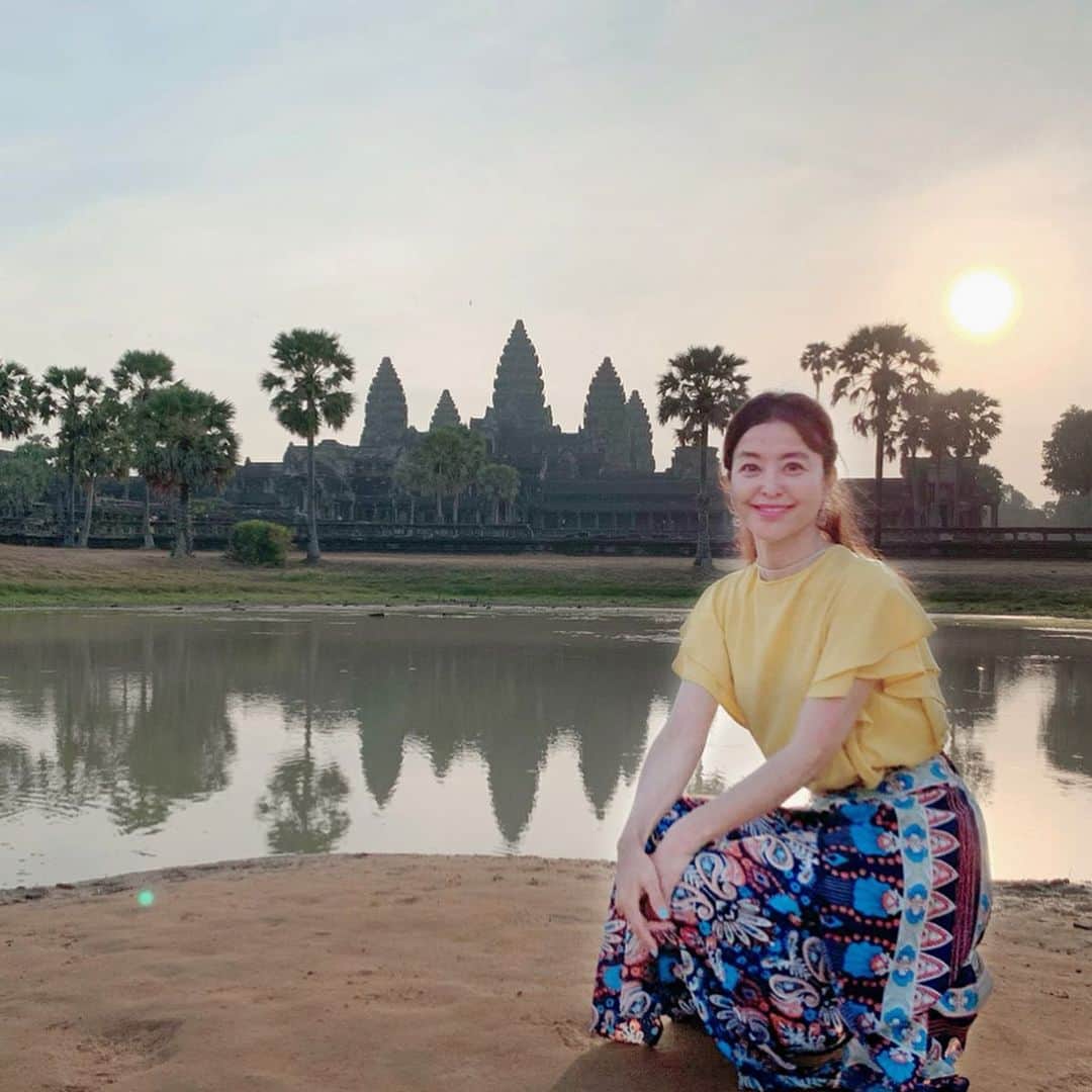 大桃美代子さんのインスタグラム写真 - (大桃美代子Instagram)「アンコールワットの朝日。  インスタグラマーのリンちゃんに撮ってもらったら、  うますぎて🤣🤣 合成みたいな構図でしょ。😚 カンボジア🇰🇭もコロナの影響で観光客が激減。😂 収束したら、一生に一度の絶景を見に行って欲しい。  #カンボジア#アンコールワット#カンボジア観光省#大人旅し#新潟繋がり#旅好きな人と繋がりたい #大人旅#travel #ツーリズム#世界遺産#コロナ#アンコールワット#uxサポーター#湿気でアホ毛#高温多湿#乾季#カンボジア旅行#アンコールトム」3月9日 9時40分 - miyoko_omomo
