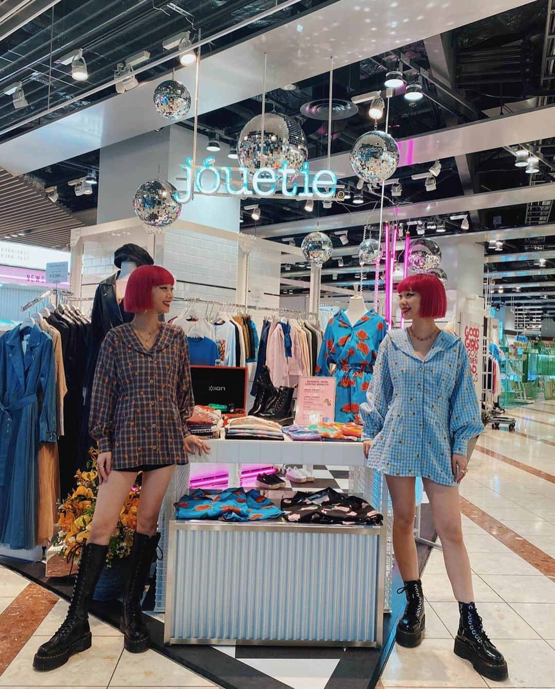 AMIさんのインスタグラム写真 - (AMIInstagram)「@jouetie_official  HEP FIVE jouetie  renewal OPEN💟 2020.0306 リニューアルオープン当日 仮囲いが取れた リニューアルしたお店を見ながら 8年前ここHEP FIVEに jouetieがOPENした日の事を 思い返していました。 今でもあの日のことを鮮明に覚えています。 あの日から8年が経ち、 ずっと同じ場所でいられたこと。 8年前と同じ角度でこの場所を見てる自分がいること。 色んなシーンが蘇っていました。 ここまで 簡単じゃなかった分 正直 それだけでももう涙は溢れそうだったけど、 開店と同時に走ってjouetieへ来てくれるたくさんのお客様を見た時、溢れてくる涙はもう止められませんでした。 胸がいっぱいで しばらく泣いていました。 この8年の間に色んな出来事があった中で 1人1人が色んなことと戦いながら、 そして成長しながら 繋いできたんだなぁと改めて感じています。 私達もそう。本社のSTAFFもそう。店舗のSTAFFもみんな。 みんなの積み重ねが今を作ってくれてるんだと。 信じてついてきてくれる みんなが本当に愛おしく、大切な存在です。 そして、そんなみんなが私達の誇りです。  そして jouetie を愛してくれるお客様のおかげで 前へ進んでこれました。 本当にありがとうございます。 内装もかなりこだわって考えました。 お店に遊びにきてくれるお客様に更に楽しんでもらえるようなお店になったと思います。 jouetie を通して 毎日が少しでも彩られたら。 そして 自分のfashionを楽しんでもらえたら 最高です。 私達も ワクワクやドキドキを お洋服を通して届けられるように これからも進んでいきます。 支えてくれるみんなに 恩返しできますように😌🙏✨ 🌹💖❤️💕 『Trésor』  私達の大切な言葉。 ここに記しました。 愛詰め込みました💘  いつも ありがとう。 これからも 積み重ねていきましょう。 また忘れられない日になりました。 あの瞬間を大切に胸に刻みます。 新しくなった HEP FIVE jouetie  よろしくね🌹🙏 Big love  #jouetie」3月9日 9時48分 - amixxamiaya