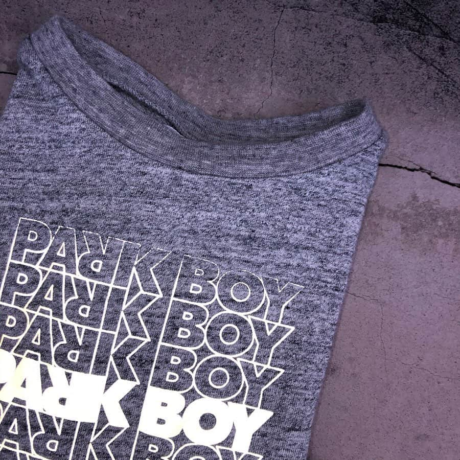 こども ビームスさんのインスタグラム写真 - (こども ビームスInstagram)「【new arrival】 ＜THE PARK SHOP ＞リフレクター BOY ロングスリーブ ライトに反射して光るリフレクタープリントがポイント✨デザインは、アメリカのスーパーのショッピングバッグをモチーフにしています🛍 . サイズ:95-135cm カラー:WHITE、GREY、NAVY ¥4,100+税 . #theparkshop #ザパークショップ #リフレクター #リフレクタープリント #反射 #反射プリント  #kodomobeams  #beams  #daikanyama  #こどもビームス  #ビームス  #代官山 新作アイテムはプロフィールのリンク🔗からビームス公式サイト、こども ビームスページをチェック❗️ ※お問い合わせにつきましては、お電話にて承ります。」3月9日 10時01分 - kodomo_beams