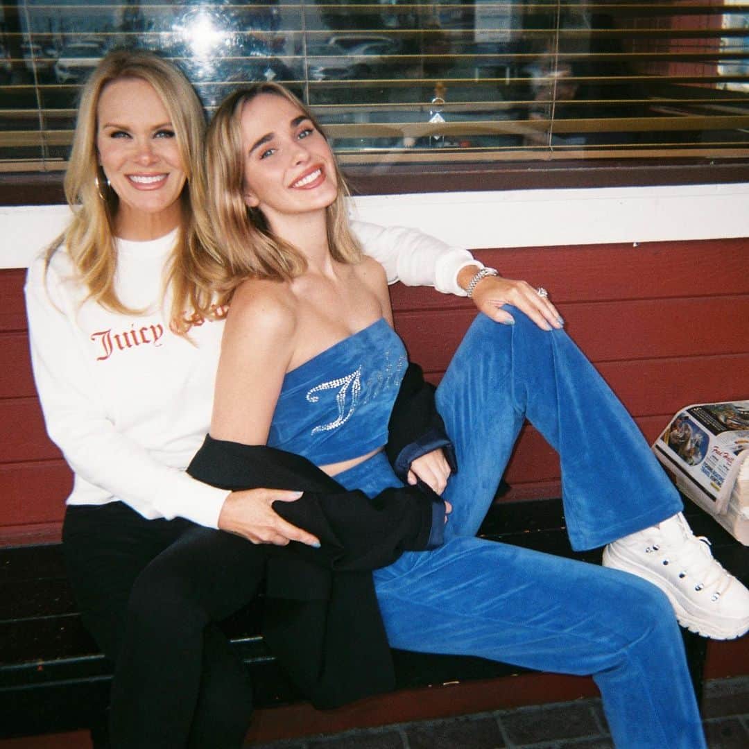 LYZYのインスタグラム：「happy international women’s day !! so incredibly thankful for my mom & all that she has done for me. my mama is forever my juicy icon🌻🥺❤️ #JuicyIcons @juicycouture」