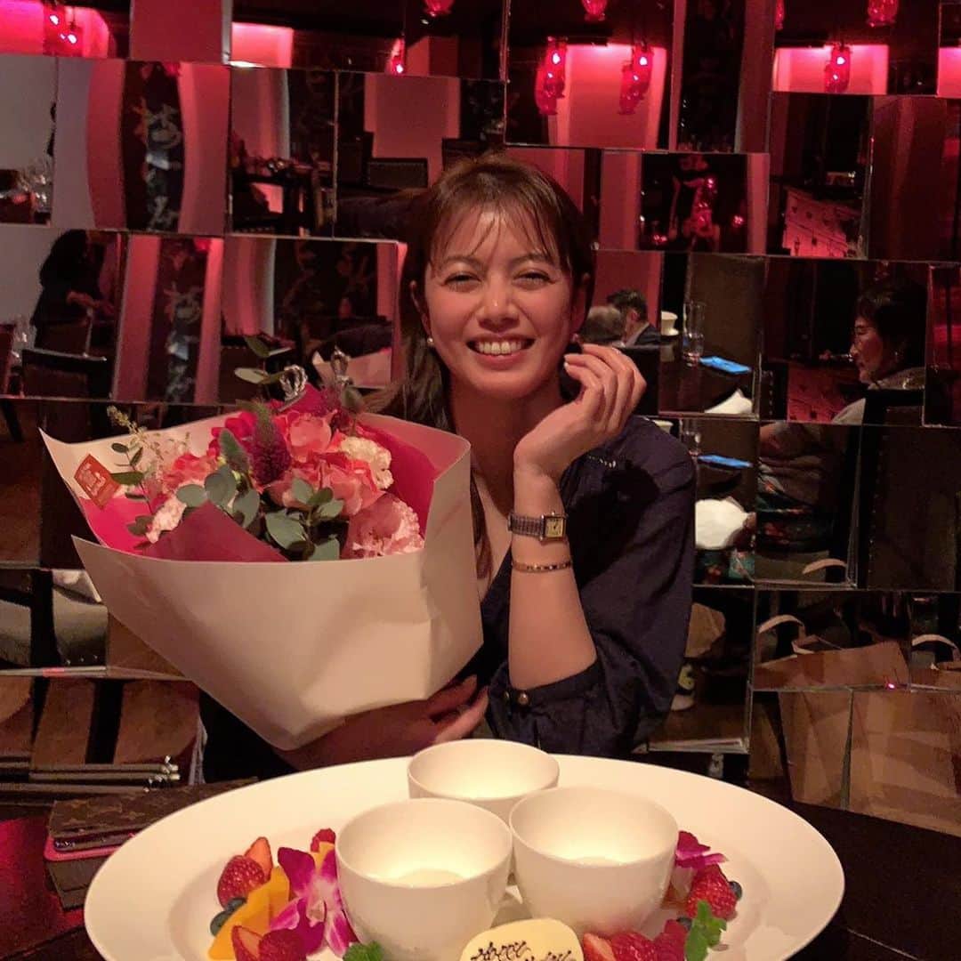 のインスタグラム：「こうして見ると、 目尻がだいぶ下がってきたなー😝 でも いっぱい笑っている証！という事にしよう。 いいときも悪いときも、 どんなときもそばにいてくれる幸せ。 友達は永遠の宝なり。 いつもいつも本当にありがとう♥️♥️♥️ . #mybirthday#誕生日ウィーク#毎日幸せ#嬉しいな#20年来の友達 #みんな大好き#ずっとずっとありがとう#myfriends#love」