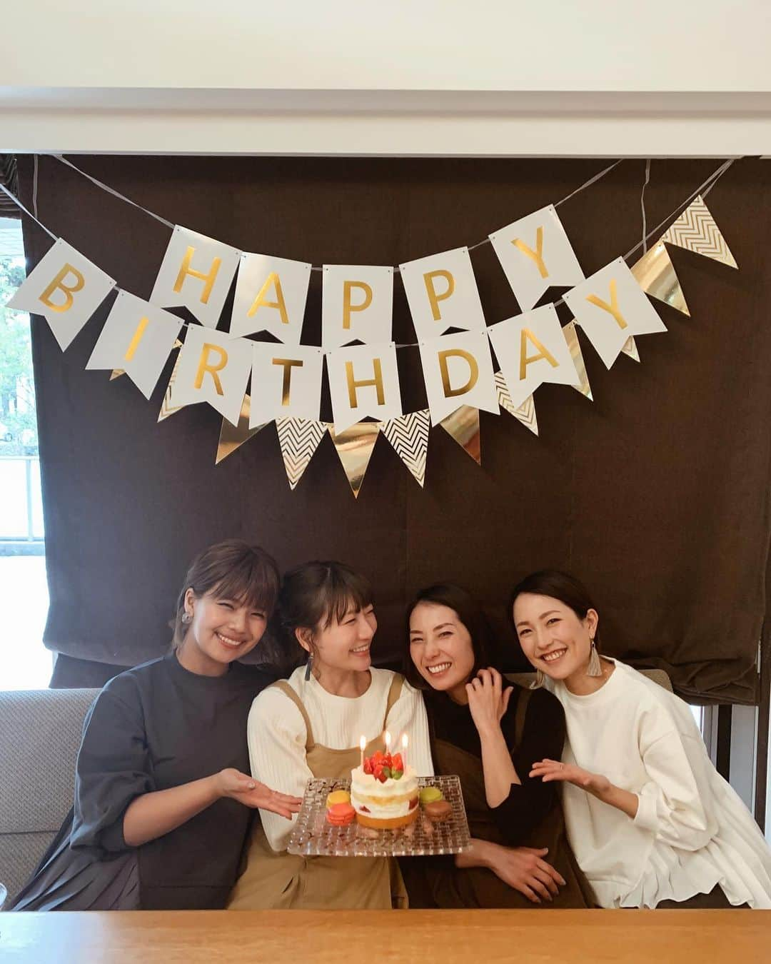 クロさんのインスタグラム写真 - (クロInstagram)「先日は少し早いけれど、あいのりガールズで桃のお誕生日をお祝いしました〜🎂🍾🥂✨✨﻿ ﻿ 出張シェフを呼んでお家で、美味しいお料理って子連れにも最高すぎ🤤﻿ ﻿ 詳しくはブログに載せたので、トップURLよりぜひ﻿ 見てみて下さい☺️🙏🏽﻿ ﻿ #お誕生日会 #あいのりガールズ #ホムパ #homeparty #モデル #tokyo #東京 #可愛い #ありがとう #空 #ファッション #コーデ #大好き #tokyo #コーデ #baby #女の子ママ #ママリ#ベビフル #コドモノ #新米ママ #赤ちゃんのいる生活 #mamagirl #ママカメラ #おやこーで #親子コーデ #リンクコーデ #cordinate #親バカ部 #あいのり」3月9日 10時26分 - kuro_risa