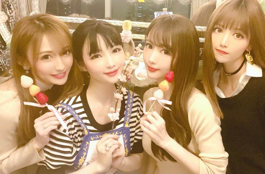 関有美子のインスタグラム：「💕💕💕💕 . . とんでもない美女達の たこ焼きパーティーに行ってきました😂💕 . . @yuurimorishita ちゃんの豪邸で お料理上手の悠里ちゃんの 美味しいおもてなし料理❣️ 幸せすぎて 楽しすぎて 帰りたくない病でした☺️ どこみても絶世の美女で 幸せ空間でした💕 . . #たこ焼きパーティー #たこ焼き #ママ友#ホムパ」