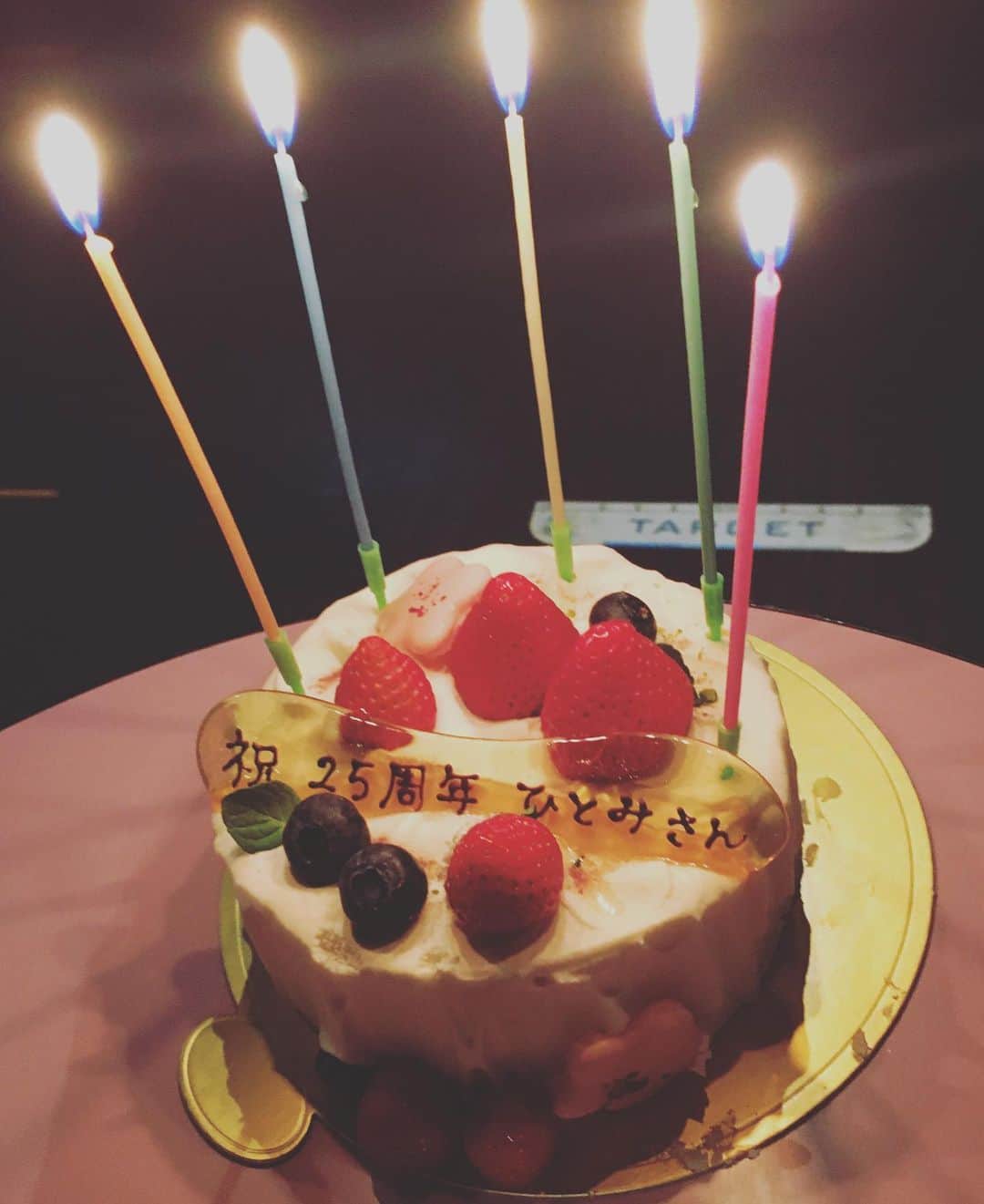 佐藤仁美さんのインスタグラム写真 - (佐藤仁美Instagram)「25歳のお誕生日会だったのに、25周年のお祝いケーキくれた。ありがとう。おめでとう。いい奴や。。。😭」3月9日 10時53分 - sato.hitomi.19791010