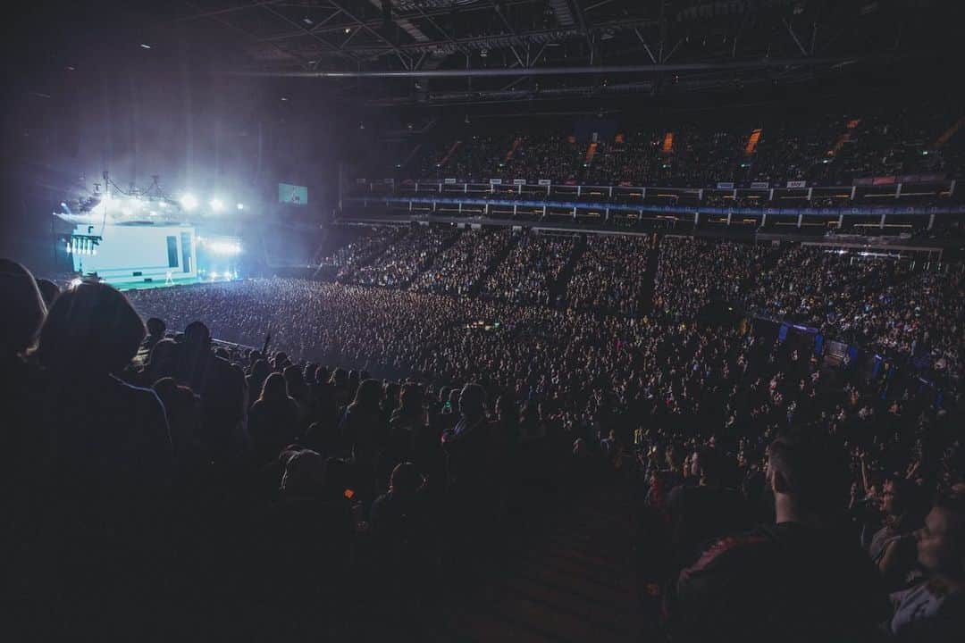 Halseyさんのインスタグラム写真 - (HalseyInstagram)「A SOLD OUT O2!!!! holy holy holy. Tonight was one of the greatest moments of my life and career. A 2 hour show flew by so fast I could have blinked and felt like it was over. Absolutely out of body. and the circle pits!!!’ During the encore!!!’ r u fuckin kidding me!? I left my guts all over that stage sorry to the crew who has to clean them up and sorry for going over curfew 🤷🏻‍♀️😈 I needed more time with my people...they make me feel alive...London, thank you for this memorable evening. I want to relive that over and over forever. Turned the O2 into a got damn O7. 📷: @yasi」3月9日 11時19分 - iamhalsey