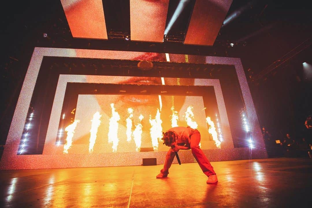 Halseyさんのインスタグラム写真 - (HalseyInstagram)「A SOLD OUT O2!!!! holy holy holy. Tonight was one of the greatest moments of my life and career. A 2 hour show flew by so fast I could have blinked and felt like it was over. Absolutely out of body. and the circle pits!!!’ During the encore!!!’ r u fuckin kidding me!? I left my guts all over that stage sorry to the crew who has to clean them up and sorry for going over curfew 🤷🏻‍♀️😈 I needed more time with my people...they make me feel alive...London, thank you for this memorable evening. I want to relive that over and over forever. Turned the O2 into a got damn O7. 📷: @yasi」3月9日 11時19分 - iamhalsey
