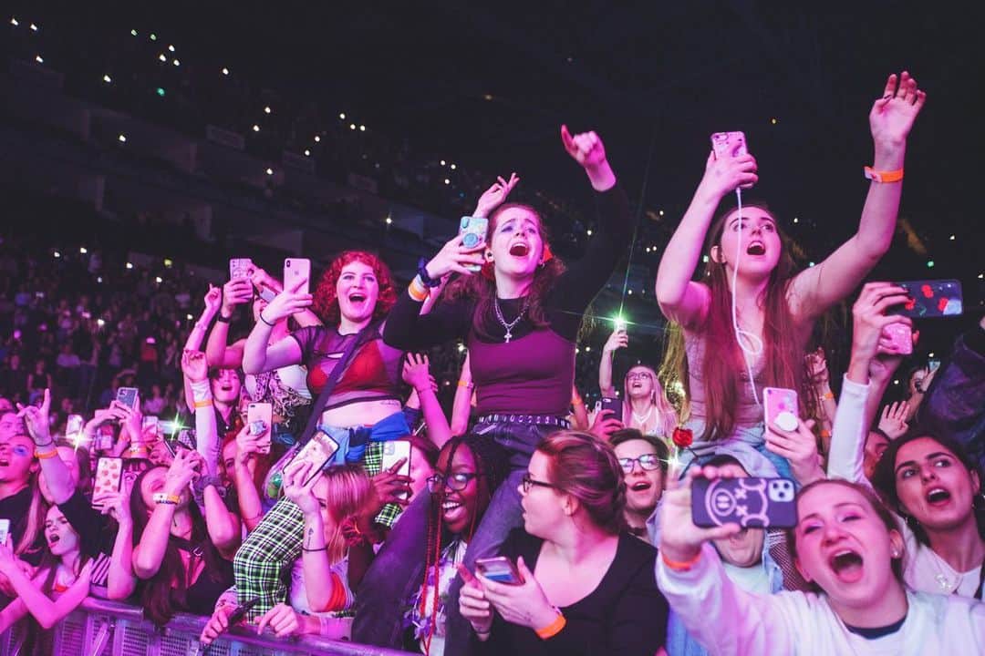 Halseyさんのインスタグラム写真 - (HalseyInstagram)「A SOLD OUT O2!!!! holy holy holy. Tonight was one of the greatest moments of my life and career. A 2 hour show flew by so fast I could have blinked and felt like it was over. Absolutely out of body. and the circle pits!!!’ During the encore!!!’ r u fuckin kidding me!? I left my guts all over that stage sorry to the crew who has to clean them up and sorry for going over curfew 🤷🏻‍♀️😈 I needed more time with my people...they make me feel alive...London, thank you for this memorable evening. I want to relive that over and over forever. Turned the O2 into a got damn O7. 📷: @yasi」3月9日 11時19分 - iamhalsey
