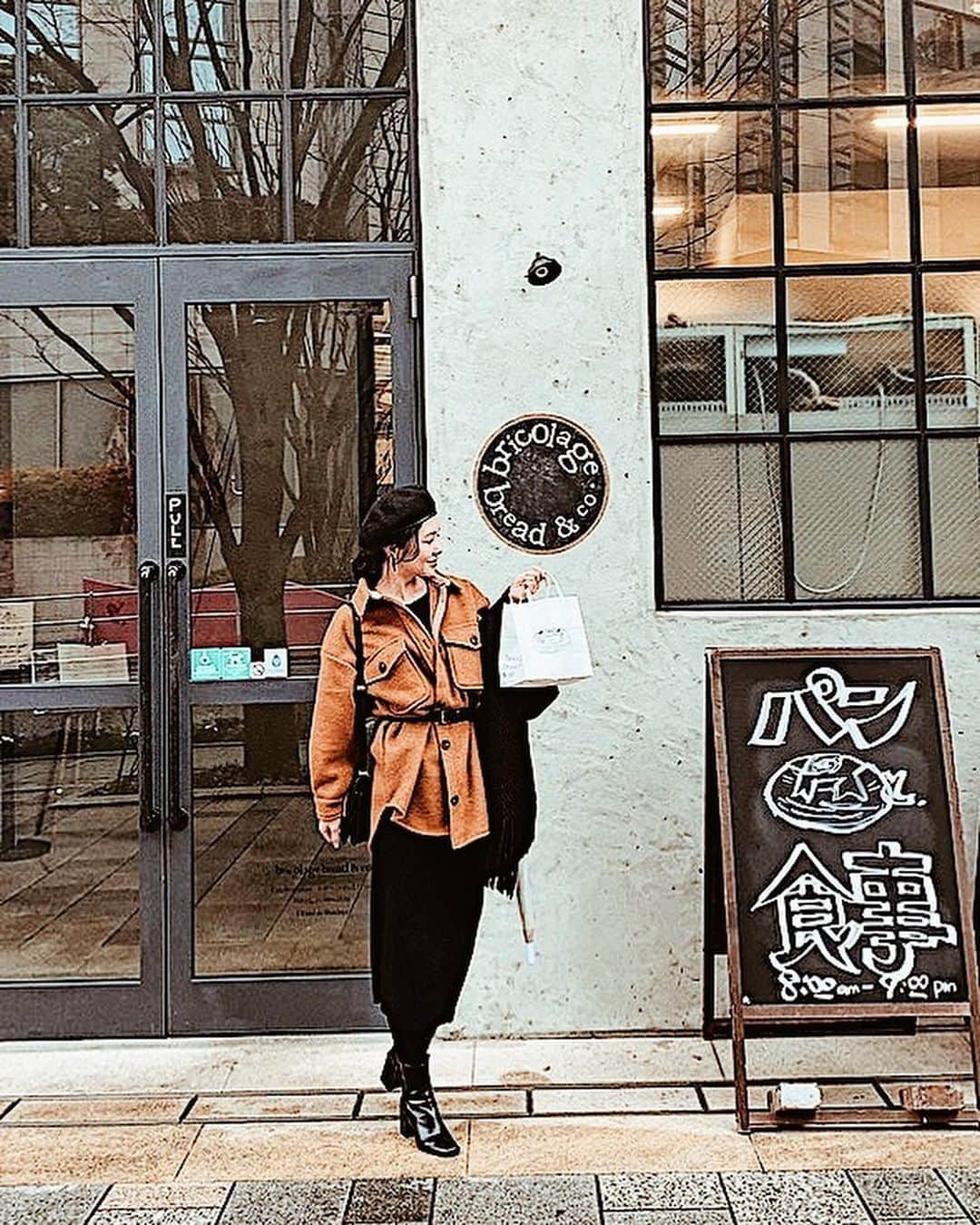 のインスタグラム：「𝕓𝕣𝕚𝕔𝕠𝕝𝕒𝕘𝕖 𝕓𝕣𝕖𝕒𝕕 &҉ 𝕔𝕠  美味しそうなパン🥐🥖🍞🥪 いっぱいで迷ったけど、 人気ℕ𝕠.𝟙の塩っぱい系と甘い系 ２種類𝕘𝕖𝕥!!! 翌日の𝕓𝕣𝕦𝕟𝕔𝕙に🤤💓 わくわく♪  お洒落で美味しい𝕔𝕒𝕗𝕖☕️ #bricolagebreadandco #bread #cafe #brunch #lunch #lunchtime #お洒落カフェ #yummy #fashion #outfitoftheday #outfit #ootd #ファッションコーデ #awfashion #mode #トレンドコーデ」