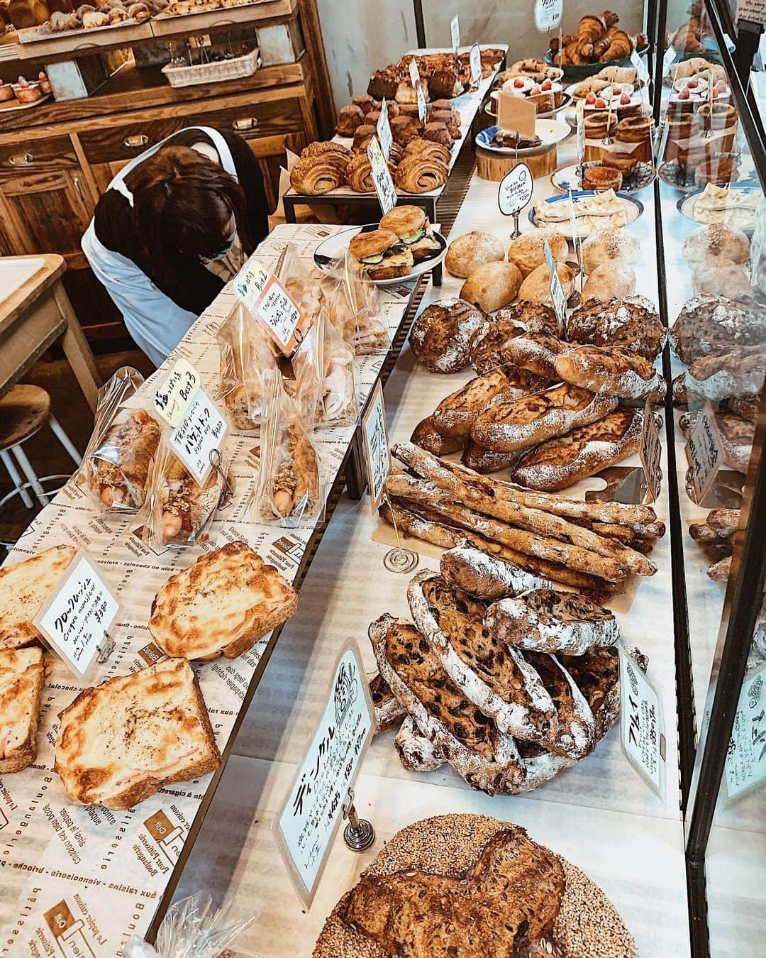 のインスタグラム：「𝔹𝕣𝕚𝕔𝕠𝕣𝕒𝕘𝕖 𝕓𝕣𝕖𝕒𝕕 &҉ 𝕔𝕠  美味しそうなパンがいっぱいで、 どれ食べようか迷うでしょ🤤💓 #bricolagebreadandco #bread #brunch #lunch #cafe  #カフェ #パン #ランチ」