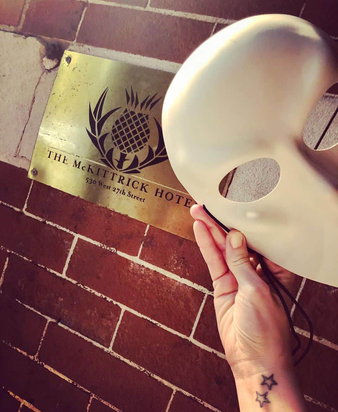 シネイド・ケアーのインスタグラム：「Absolutely loved “Sleep No More”🎭 #sleepnomore #mckitterickhotel #NYC」