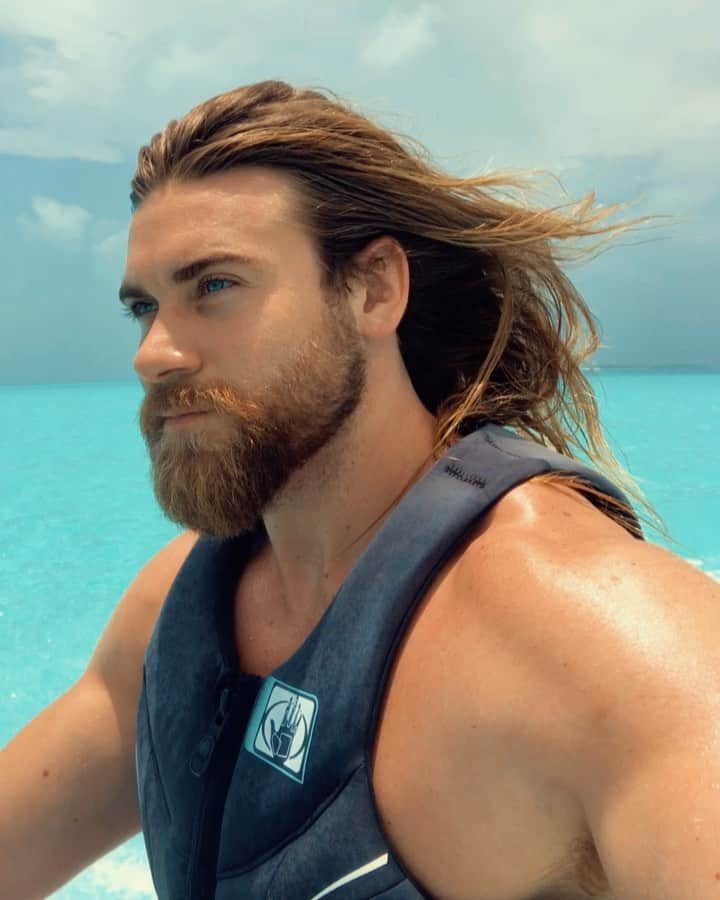 モデル、ブロック・オハーンのインスタグラム：「It’s all fun and games until you take a turn to quick and hit the water so hard you don’t know if you can have babies.. Yup. Been there lol 😬😂」