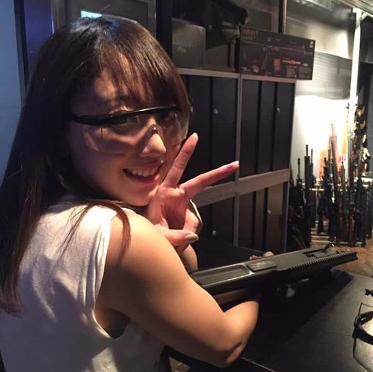 関口舞のインスタグラム：「昔行った射撃バーと最近行った試撃🕶」