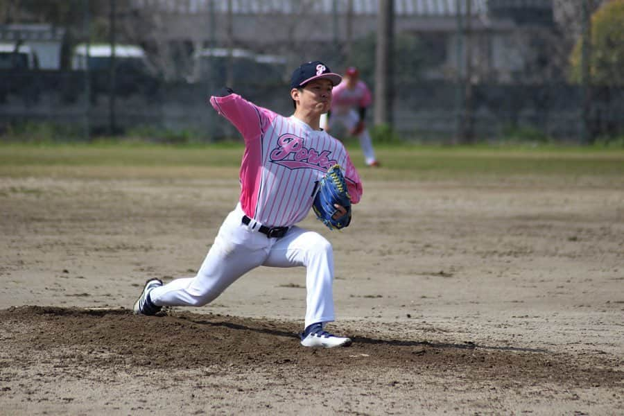 上杉あずささんのインスタグラム写真 - (上杉あずさInstagram)「. 2020.3.8 VS GMメディカル⚾️ 【結果】ポークス１－６ジーエムメディカル . 試合には敗れてしまいましたが、強いチームと試合させて頂く中で芽生える様々な感情ややるべき事への想い。本当に試合、活動を重ねる度に勉強させてもらっています。頑張ろうって想いもチーム愛も増します。 個人としては、2回1失点。また本塁打浴びてしまいました。もっと要求通りに投げられる細かいコントロールを磨きます！1失点で終われたのはメンバー達にプレーで助けてもらったから。強肩揃いです。頼もしいチームメイト達です。 ｢ランナー出したら交代｣と言われて上がった2イニング目、本塁打こそ打たれましたが、ランナーは出てないということで続投させてもらいました🙇‍♀️でも、1人でも多く投げたいという思いとそのプレッシャーから良い集中力で投げられました！ これからもっともっと頑張って、ちゃんとチームに貢献できるようになります🐷💪🏼 お疲れ様でした！！！！ そして今回も地元開催ということでたくさんの応援嬉しかったです！ありがとうございました🥰🥰🙏🏼🙏🏼 #草野球 #草野球チーム #福岡ハードバンクポークス #福岡ソフトバンクホークス #練習試合 #うきは #グラウンド #雨上がり #地元 #サムタイム #fukuoka #hardbankporks #gm #medical #baseball #games #teams #training #ukiha #grounds #stadium #local #players」3月9日 11時56分 - azumacks