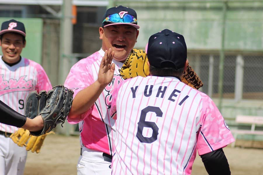 上杉あずささんのインスタグラム写真 - (上杉あずさInstagram)「. 2020.3.8 VS GMメディカル⚾️ 【結果】ポークス１－６ジーエムメディカル . 試合には敗れてしまいましたが、強いチームと試合させて頂く中で芽生える様々な感情ややるべき事への想い。本当に試合、活動を重ねる度に勉強させてもらっています。頑張ろうって想いもチーム愛も増します。 個人としては、2回1失点。また本塁打浴びてしまいました。もっと要求通りに投げられる細かいコントロールを磨きます！1失点で終われたのはメンバー達にプレーで助けてもらったから。強肩揃いです。頼もしいチームメイト達です。 ｢ランナー出したら交代｣と言われて上がった2イニング目、本塁打こそ打たれましたが、ランナーは出てないということで続投させてもらいました🙇‍♀️でも、1人でも多く投げたいという思いとそのプレッシャーから良い集中力で投げられました！ これからもっともっと頑張って、ちゃんとチームに貢献できるようになります🐷💪🏼 お疲れ様でした！！！！ そして今回も地元開催ということでたくさんの応援嬉しかったです！ありがとうございました🥰🥰🙏🏼🙏🏼 #草野球 #草野球チーム #福岡ハードバンクポークス #福岡ソフトバンクホークス #練習試合 #うきは #グラウンド #雨上がり #地元 #サムタイム #fukuoka #hardbankporks #gm #medical #baseball #games #teams #training #ukiha #grounds #stadium #local #players」3月9日 11時56分 - azumacks