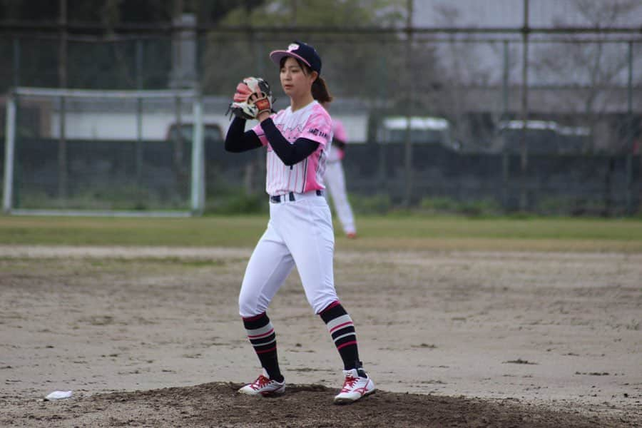 上杉あずささんのインスタグラム写真 - (上杉あずさInstagram)「. 2020.3.8 VS GMメディカル⚾️ 【結果】ポークス１－６ジーエムメディカル . 試合には敗れてしまいましたが、強いチームと試合させて頂く中で芽生える様々な感情ややるべき事への想い。本当に試合、活動を重ねる度に勉強させてもらっています。頑張ろうって想いもチーム愛も増します。 個人としては、2回1失点。また本塁打浴びてしまいました。もっと要求通りに投げられる細かいコントロールを磨きます！1失点で終われたのはメンバー達にプレーで助けてもらったから。強肩揃いです。頼もしいチームメイト達です。 ｢ランナー出したら交代｣と言われて上がった2イニング目、本塁打こそ打たれましたが、ランナーは出てないということで続投させてもらいました🙇‍♀️でも、1人でも多く投げたいという思いとそのプレッシャーから良い集中力で投げられました！ これからもっともっと頑張って、ちゃんとチームに貢献できるようになります🐷💪🏼 お疲れ様でした！！！！ そして今回も地元開催ということでたくさんの応援嬉しかったです！ありがとうございました🥰🥰🙏🏼🙏🏼 #草野球 #草野球チーム #福岡ハードバンクポークス #福岡ソフトバンクホークス #練習試合 #うきは #グラウンド #雨上がり #地元 #サムタイム #fukuoka #hardbankporks #gm #medical #baseball #games #teams #training #ukiha #grounds #stadium #local #players」3月9日 11時56分 - azumacks