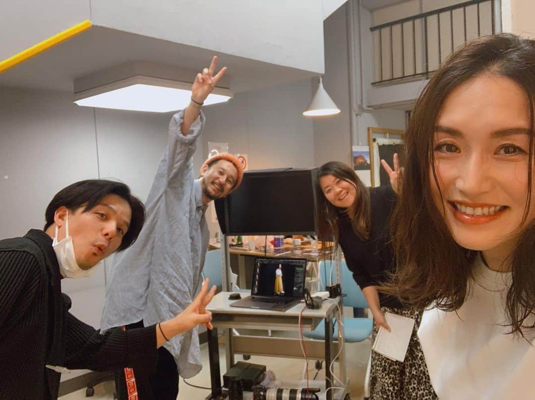 亀恭子のインスタグラム：「今日の撮影、 気心知れたスタッフで。 . . . 差し入れでkikuyaのラムボールを頂きました。 美味しかった❤︎ . . お店でしか買えないラムボール。 「この前、たまたま本店に行ったので」と。 こうゆう気配り、見習いたい… . . #shooting #magazine #spring #thankyou」