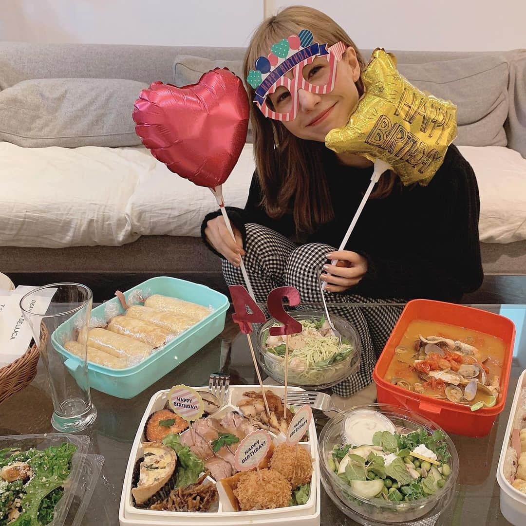 柴田あやなのインスタグラム：「今日で２４歳になりました🎂　 お祝いのメッセージをくれた方々、本当にありがとうございます…❤︎ お仕事の現場でサプライズパーティーをしてもらってうれしかった😭 幸せな１日でした❤︎」