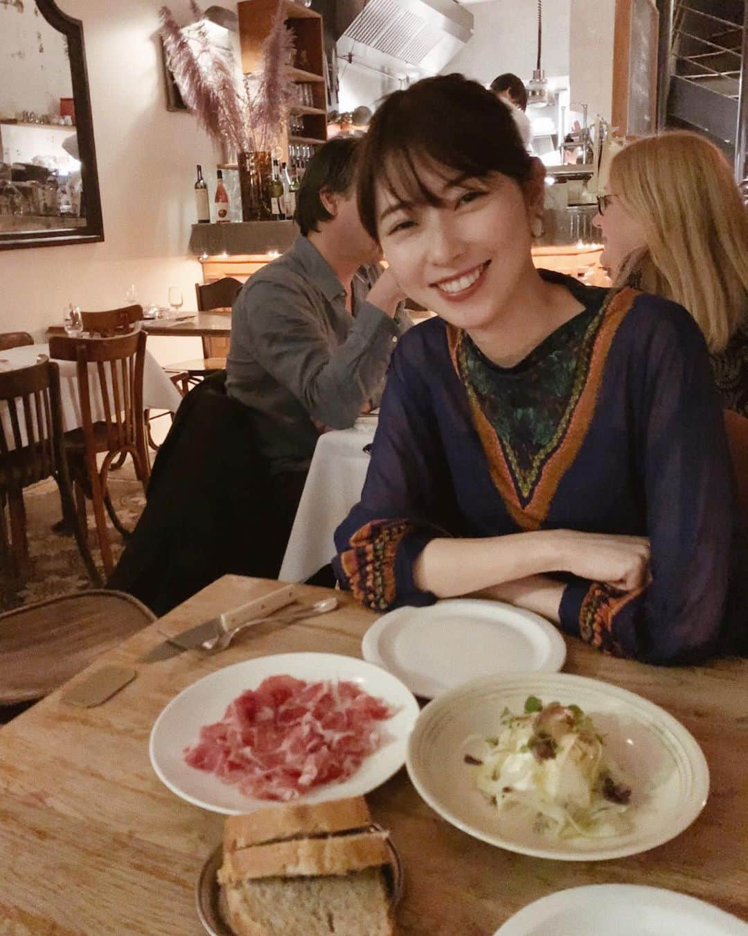 松本ゆいさんのインスタグラム写真 - (松本ゆいInstagram)「主人が予約してくれたパリのビストロ🇫🇷 料理も美味しくてお店も素敵だった😌💕 #paris#まつゆいの旅#trip#旅行#bistro#racines」3月9日 21時23分 - yui_m106